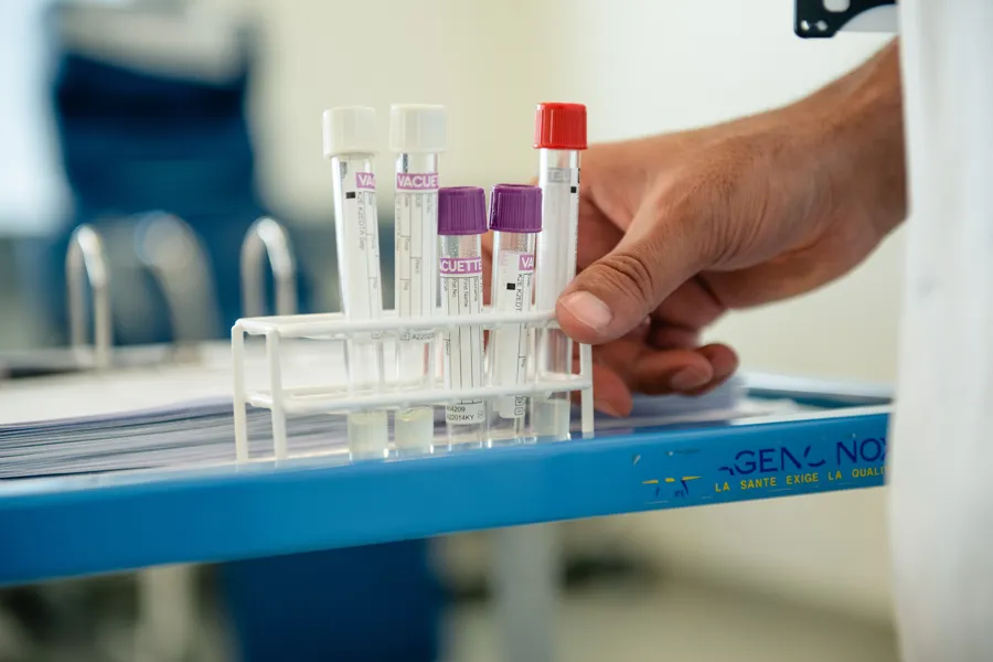 En hånd som holder et rør med medisin