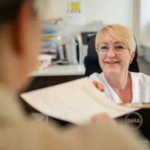 En person som holder et stykke papir