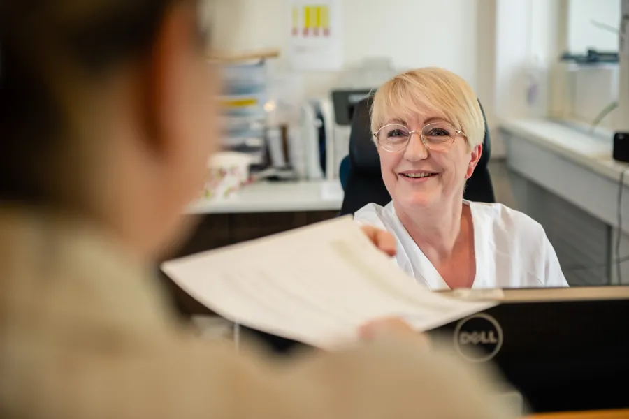 En person som holder et stykke papir