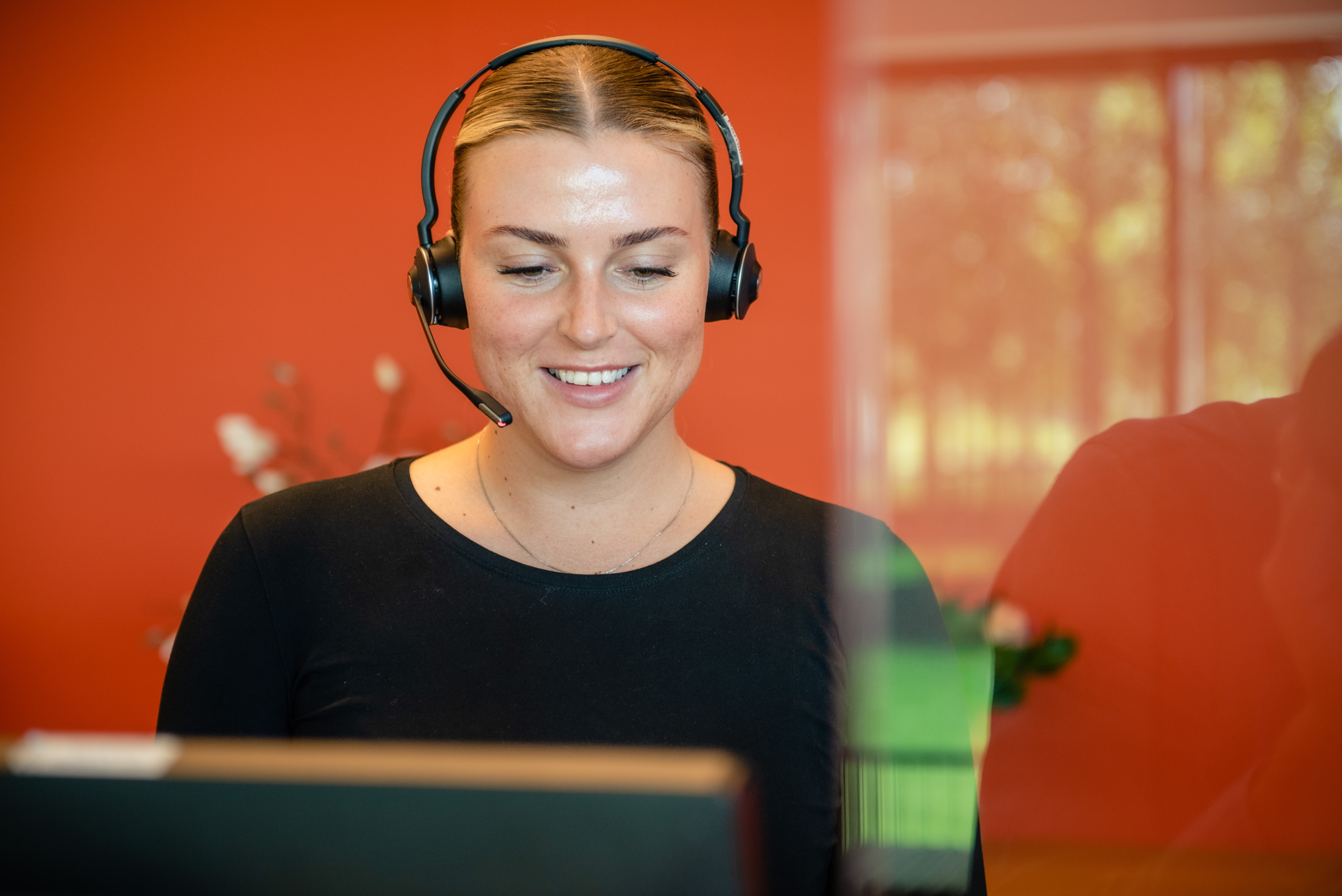 En person som har på seg hodetelefoner