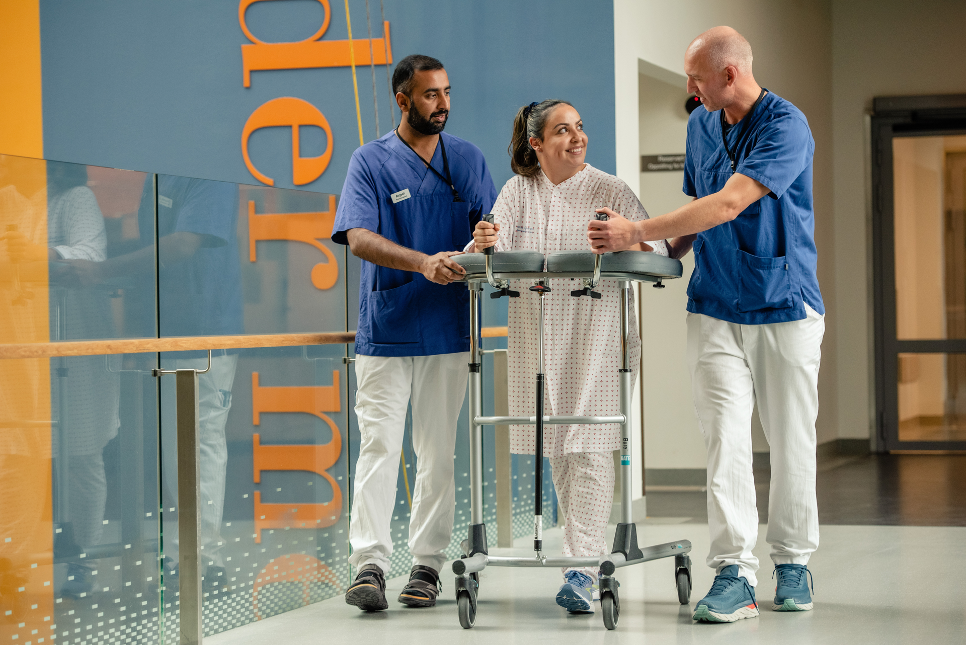 Noen få personer som står ved siden av en handlekurv