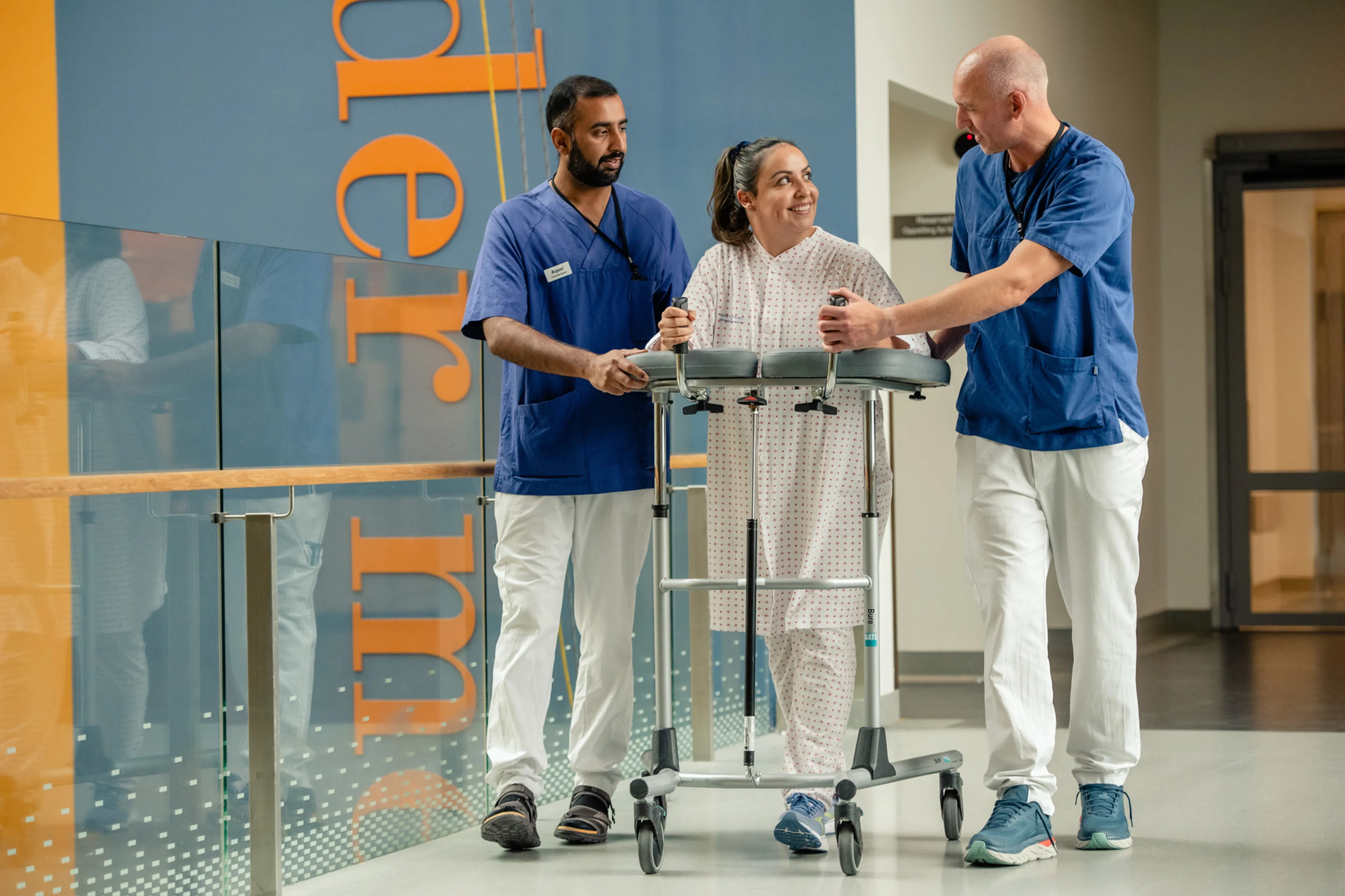 Noen få personer som står ved siden av en handlekurv