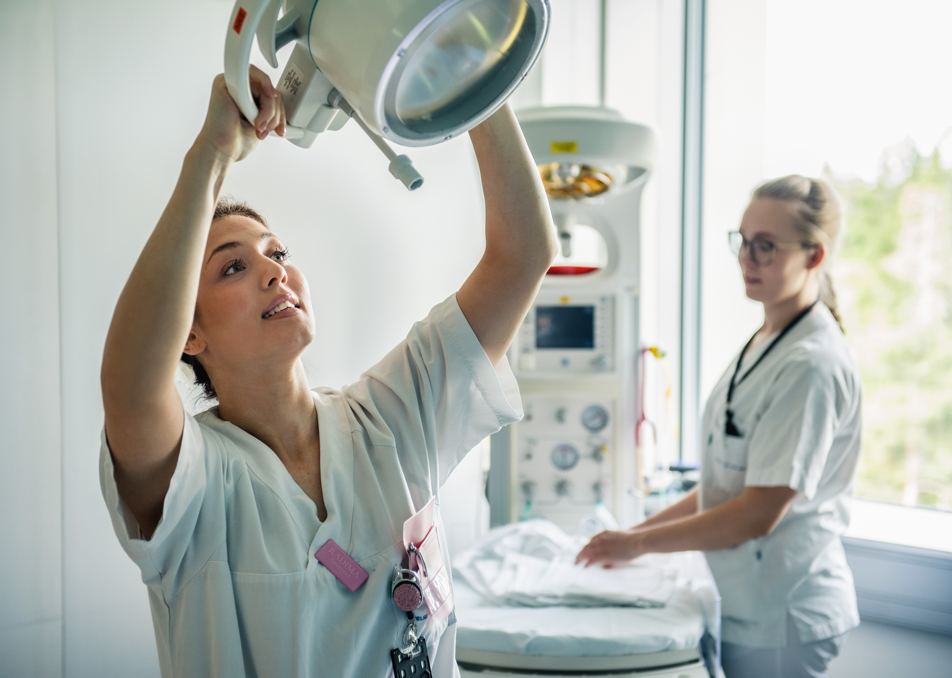 En person som holder en vannflaske