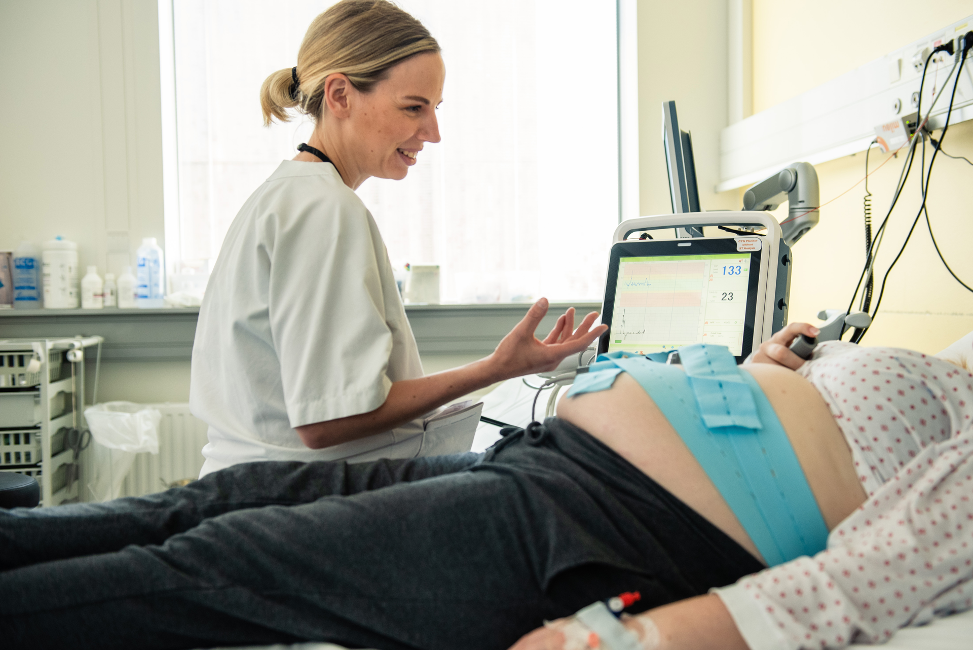 En mann i en sykehusseng