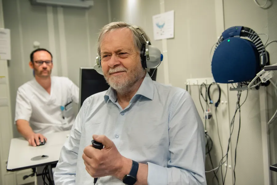 En mann med hodetelefoner