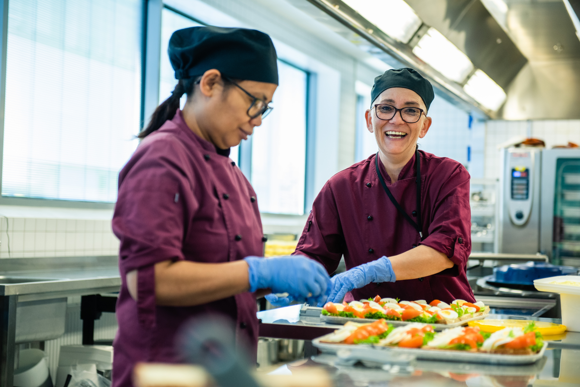 Et par personer på et kjøkken