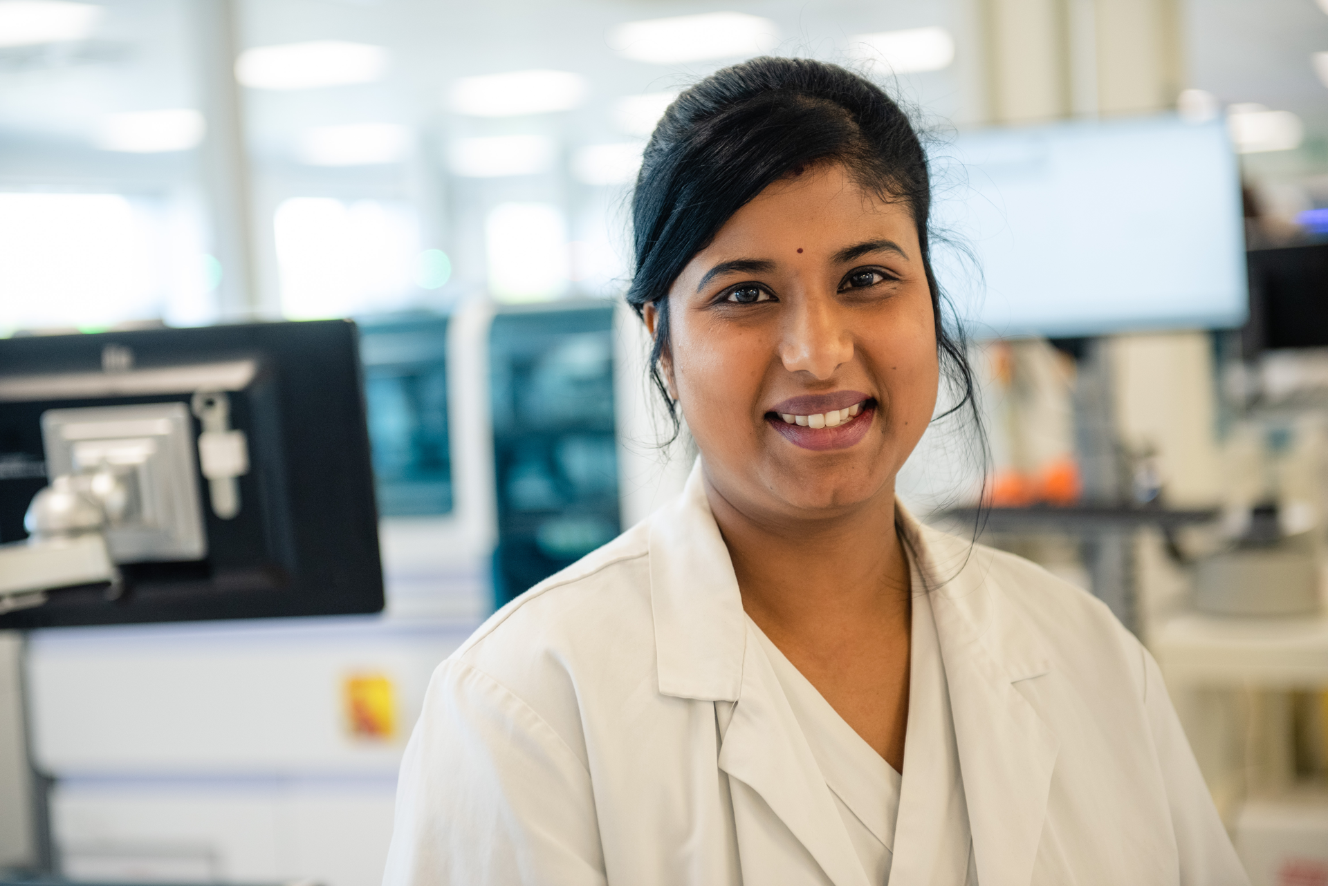 En person som smiler på et kontor