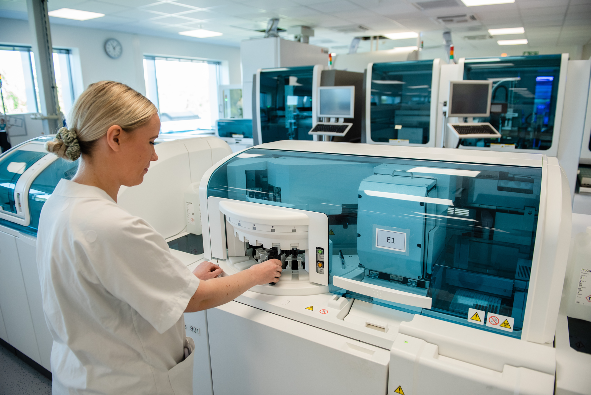 En person i hvit frakk