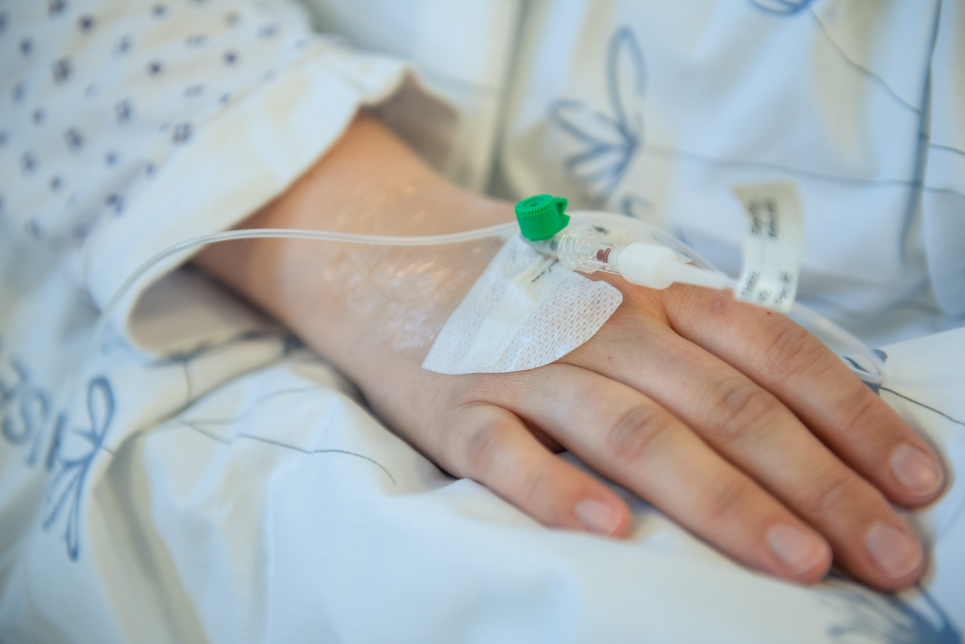 En person som holder et medisinsk utstyr