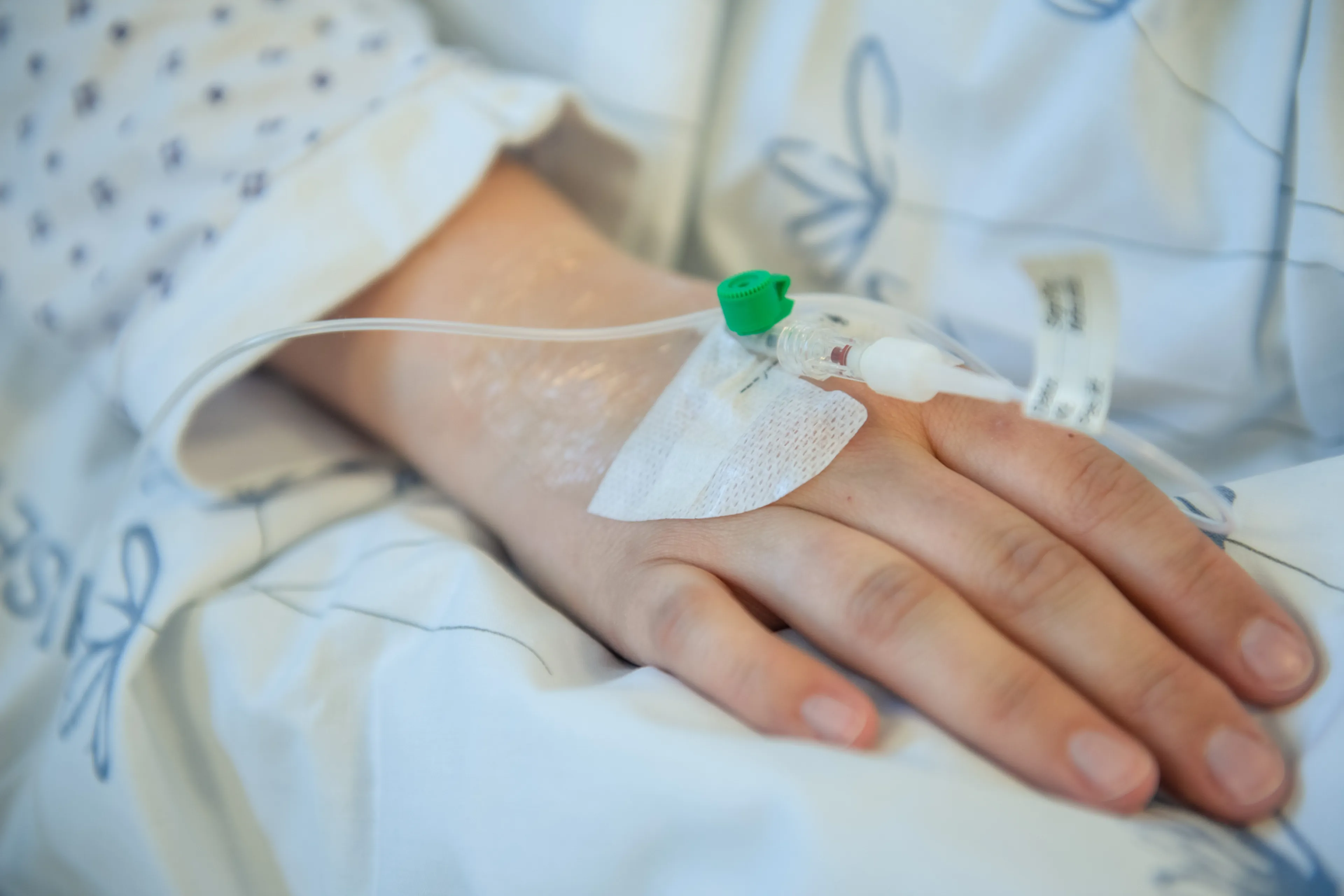 En person som holder et medisinsk utstyr