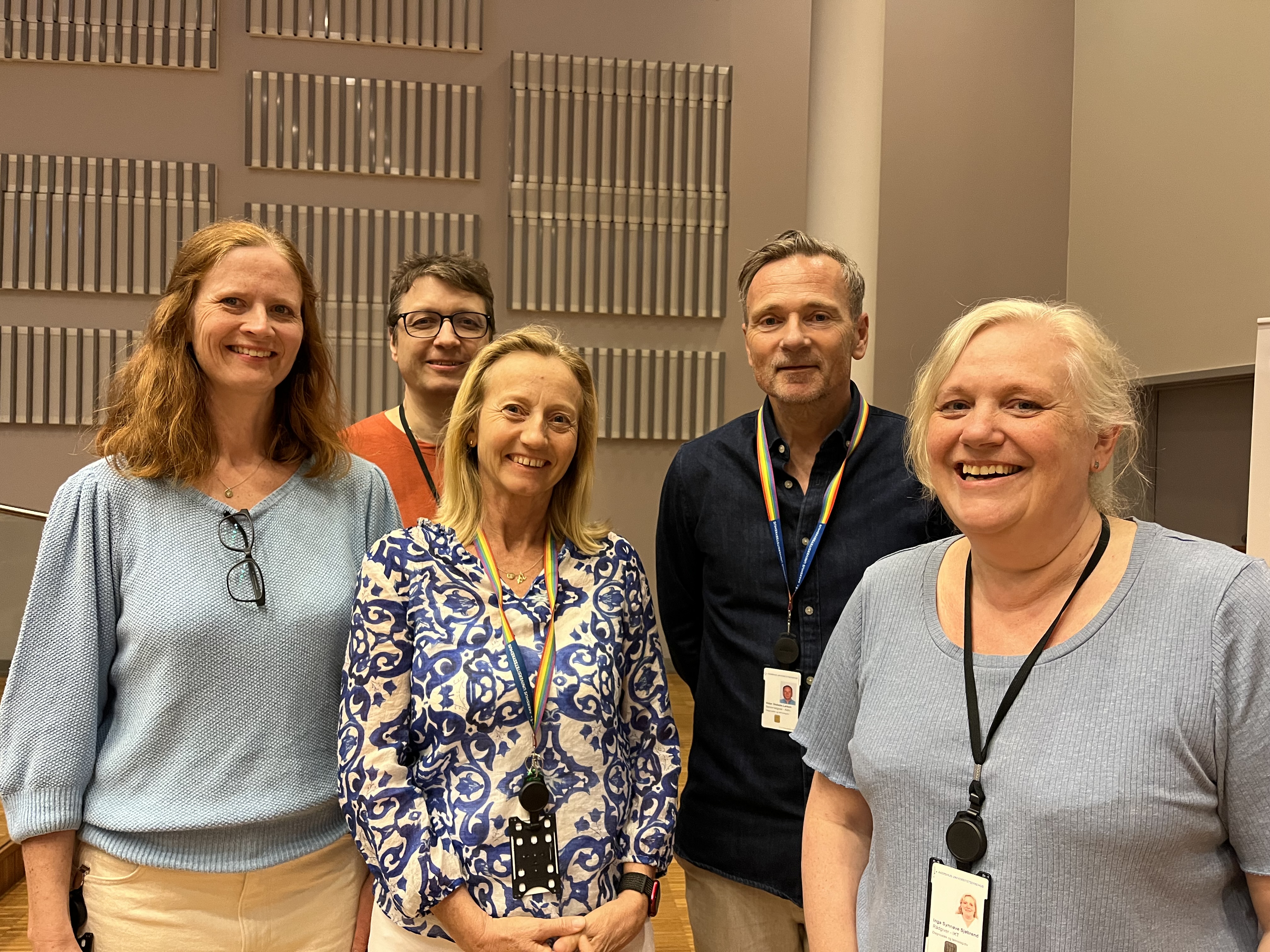 En gruppe mennesker som poserer for et bilde