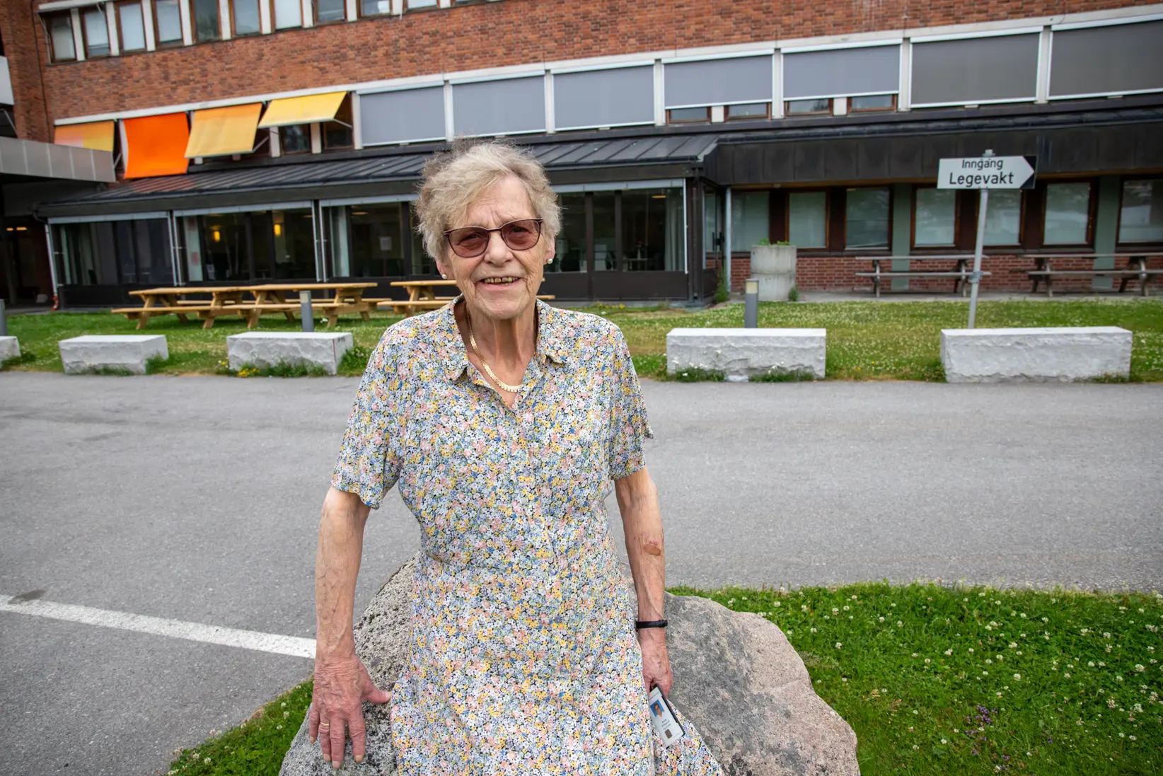 En mann som står foran en bygning