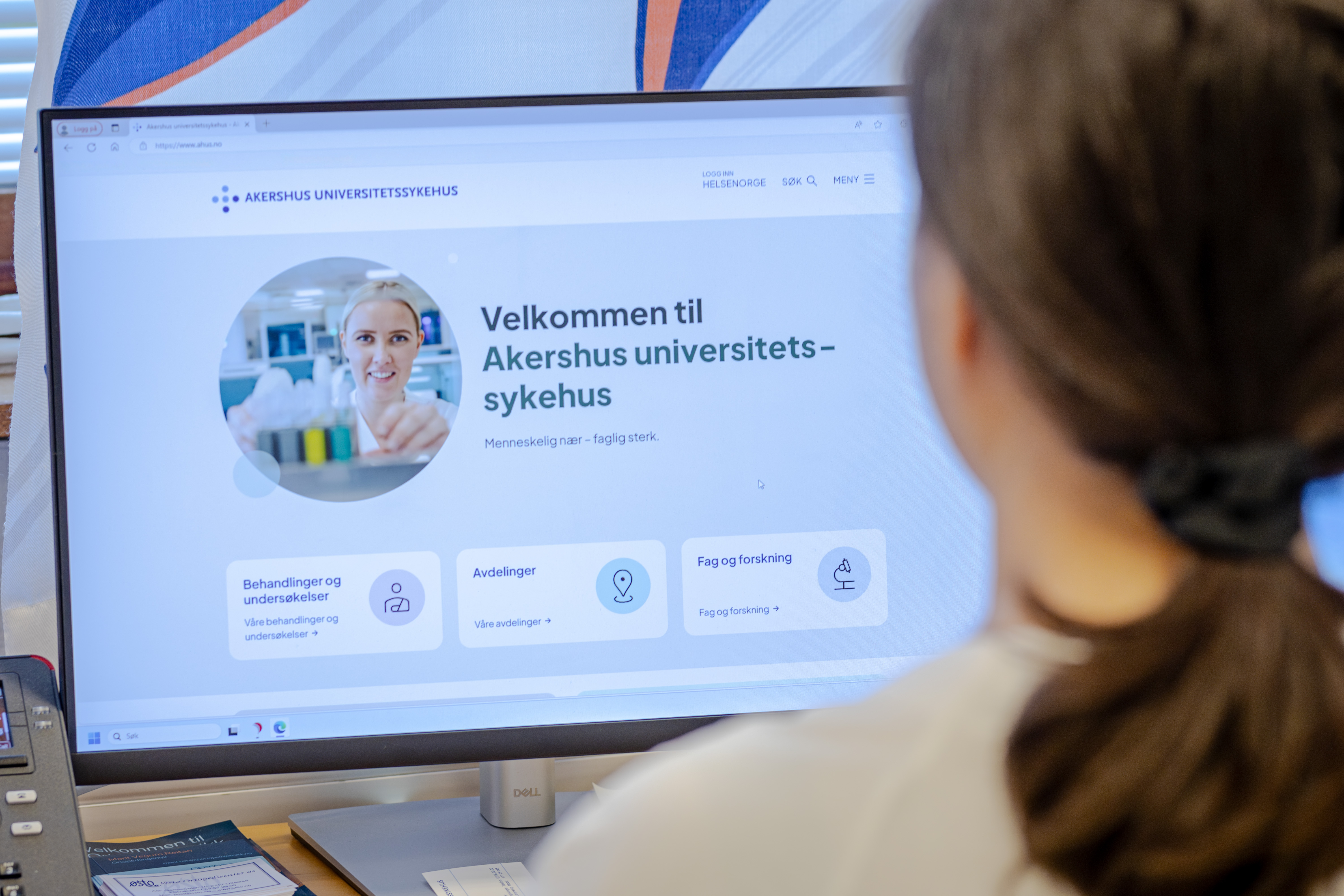 En person som ser på en dataskjerm