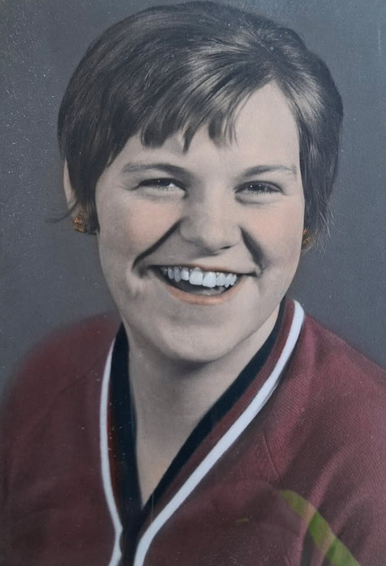 En person som smiler til kameraet
