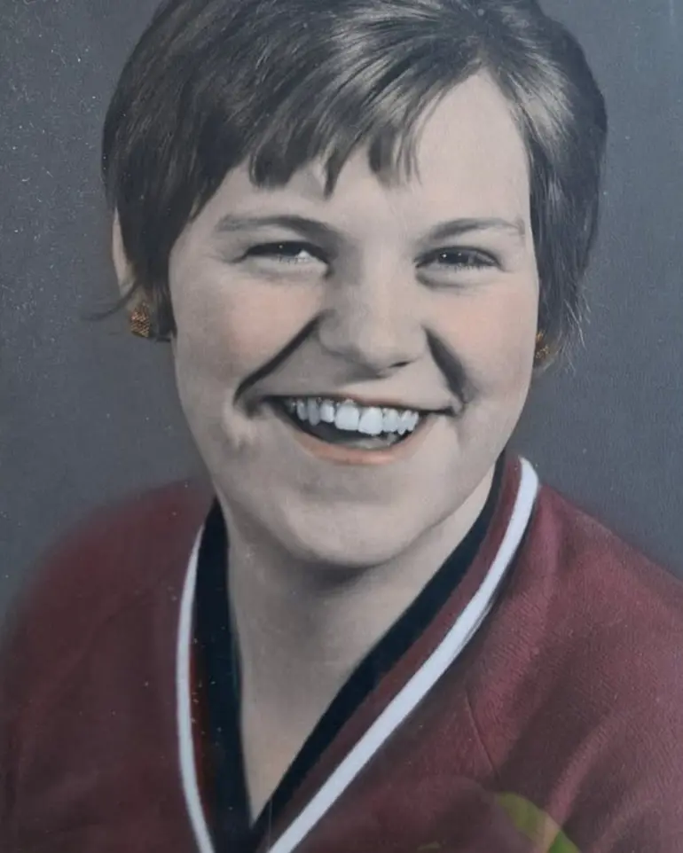 En person som smiler til kameraet