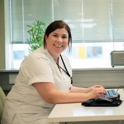 En person som sitter ved et skrivebord