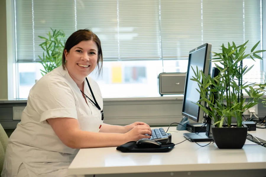 En person som sitter ved et skrivebord