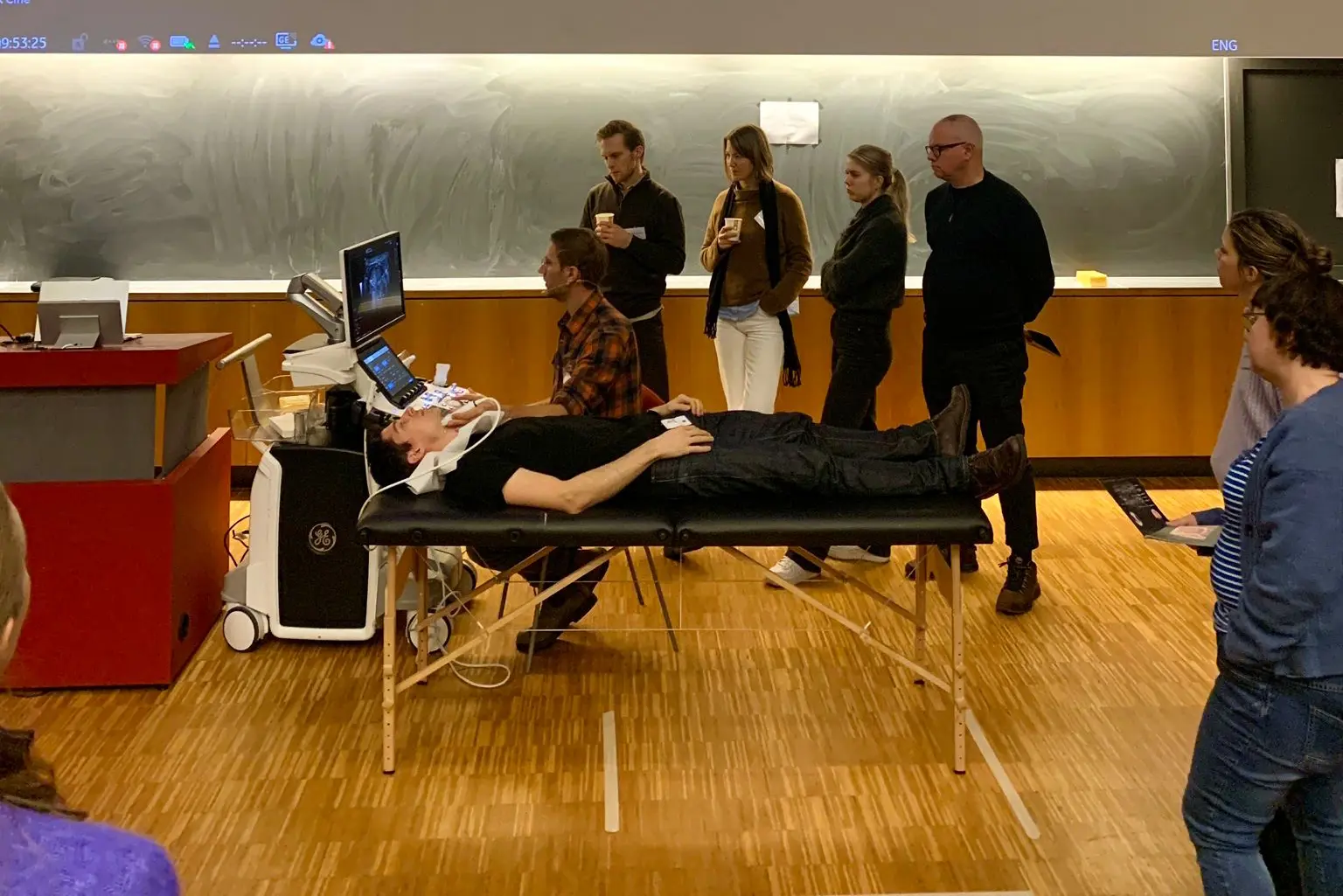 En gruppe mennesker som står foran et projektorlerret