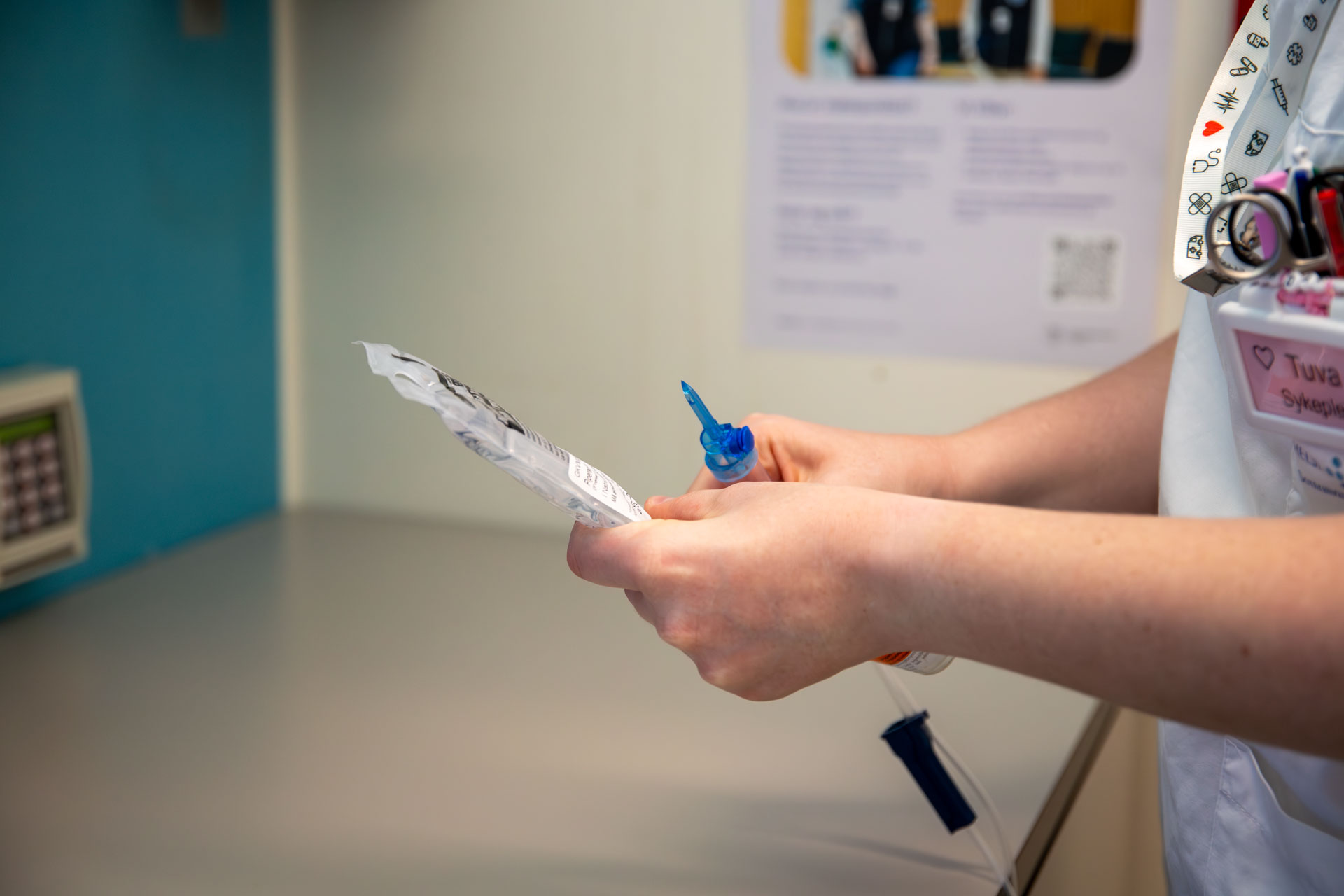 En person som holder en sprøyte