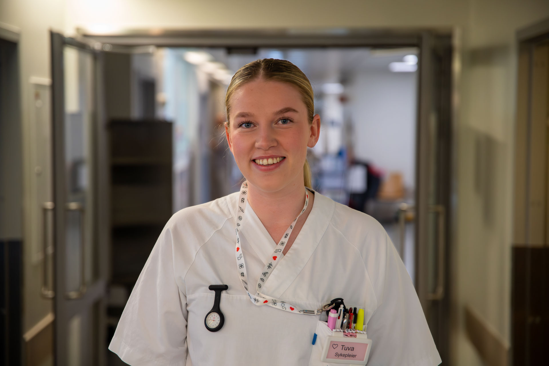 sykepleier i sykehuskorridor