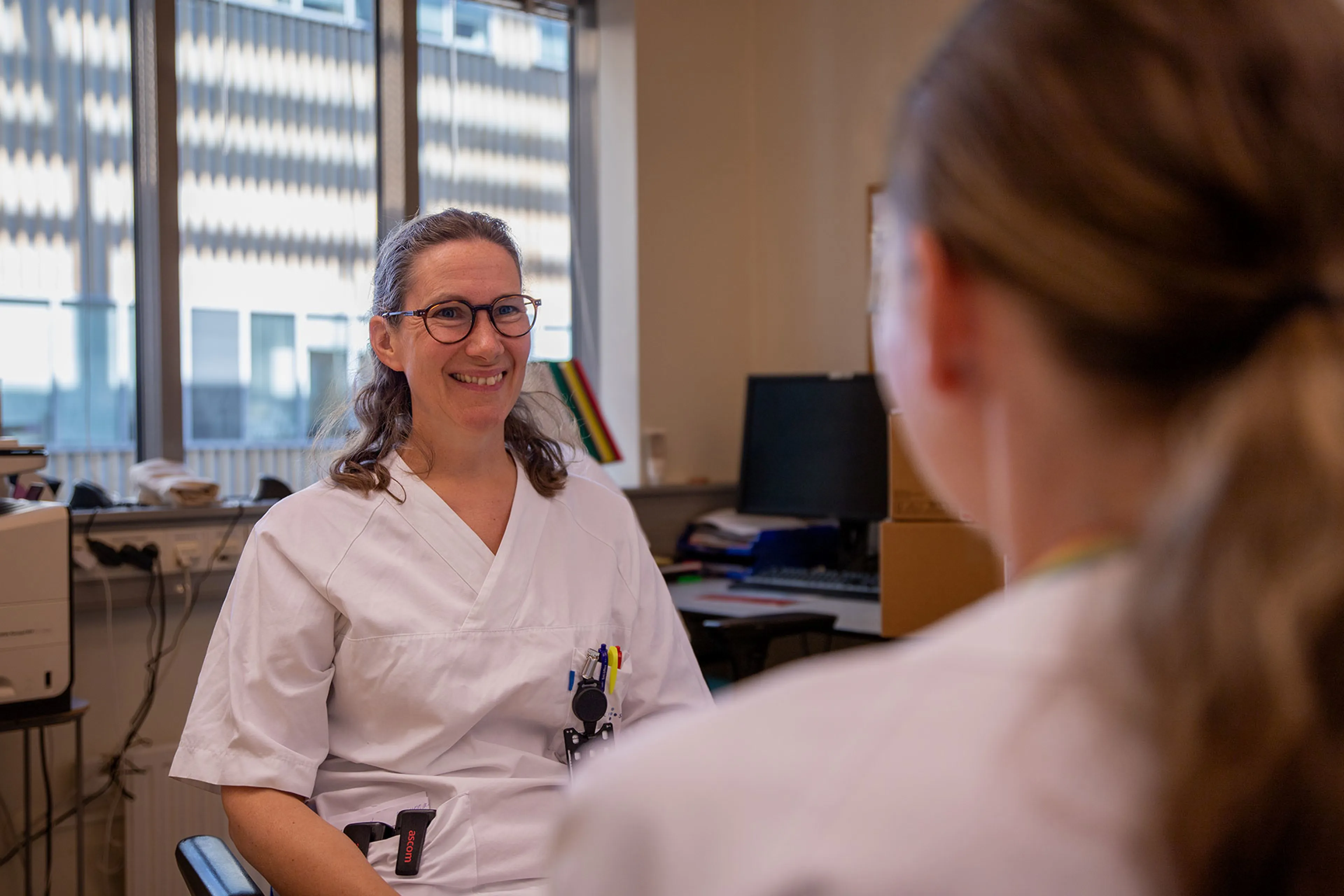 En kvinne som snakker med en annen