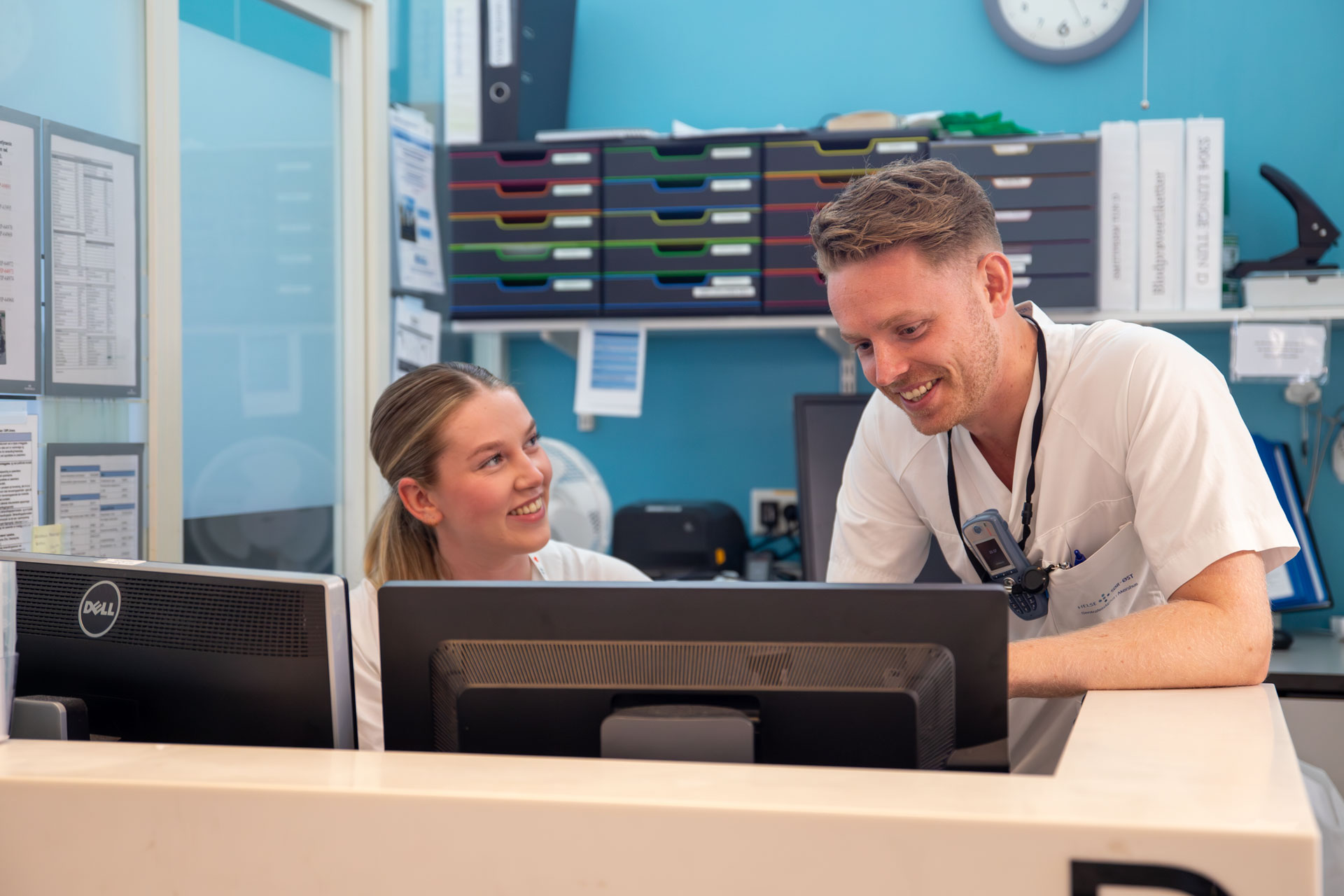 En mann og en kvinne på et kontor