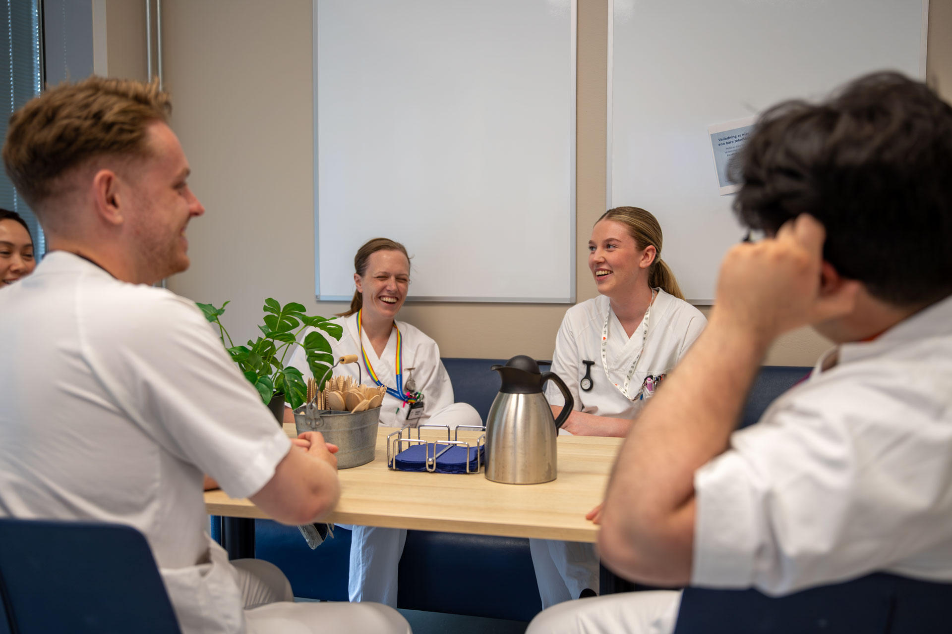 En gruppe mennesker som sitter rundt et bord