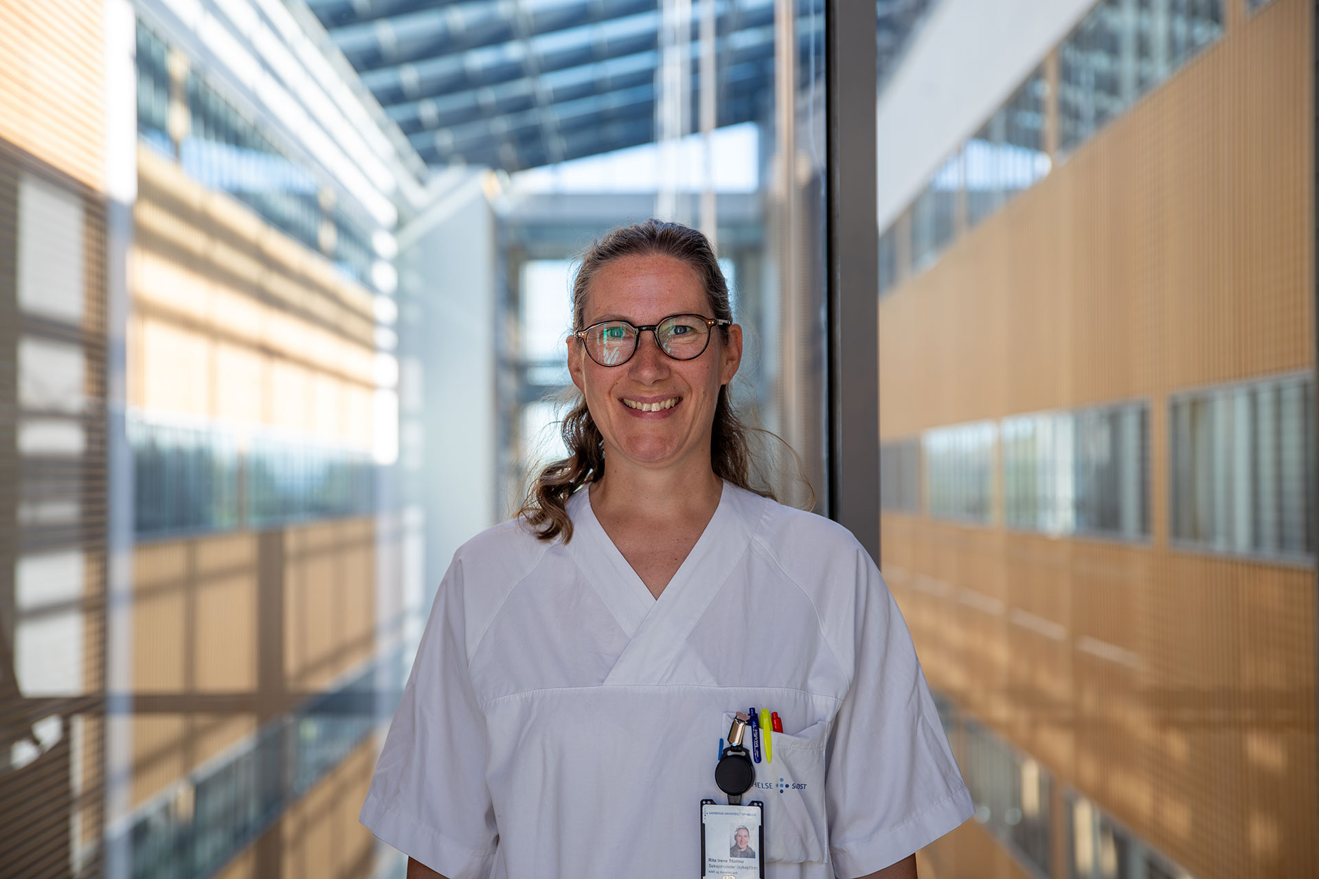 En person som bruker briller