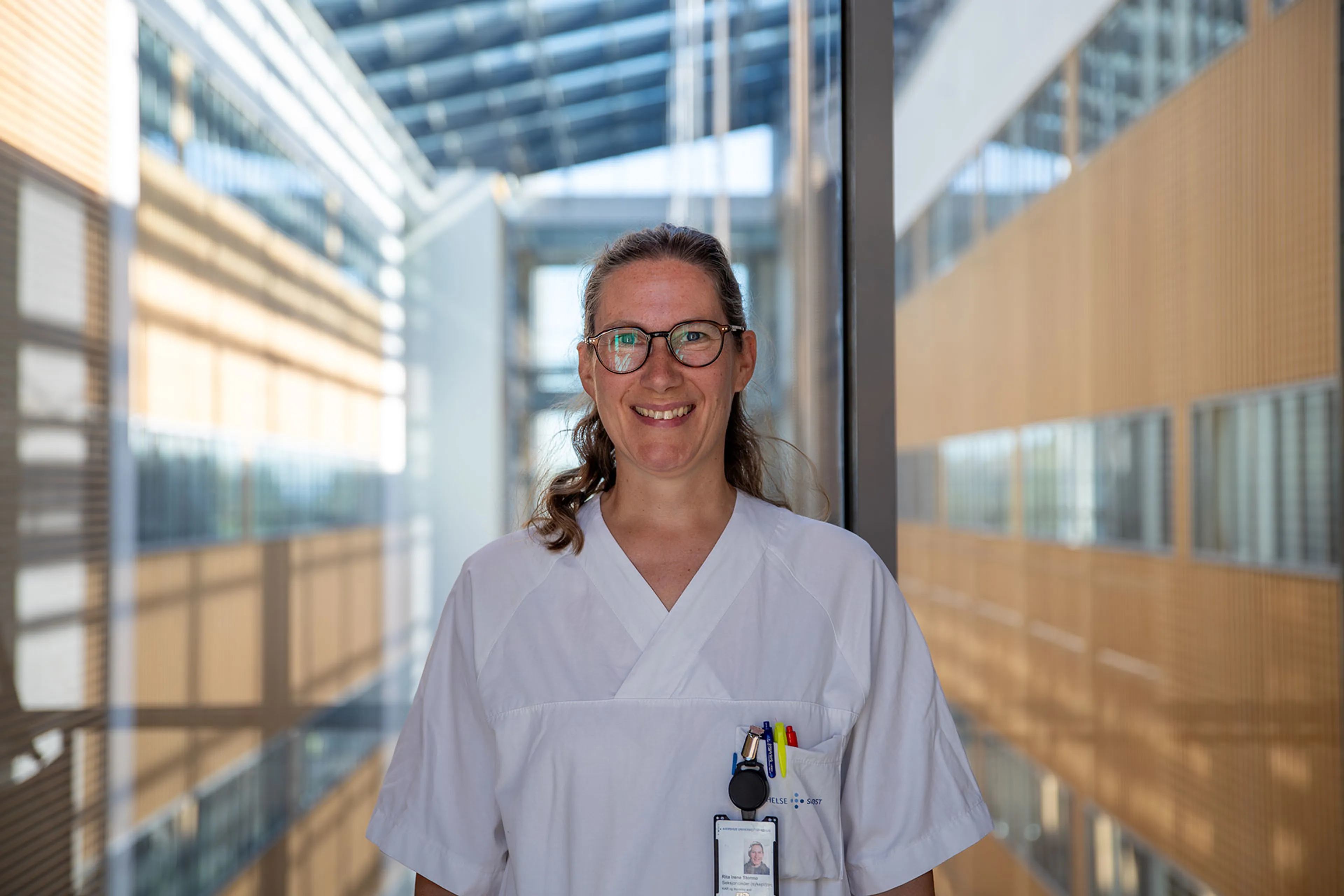 En person som bruker briller