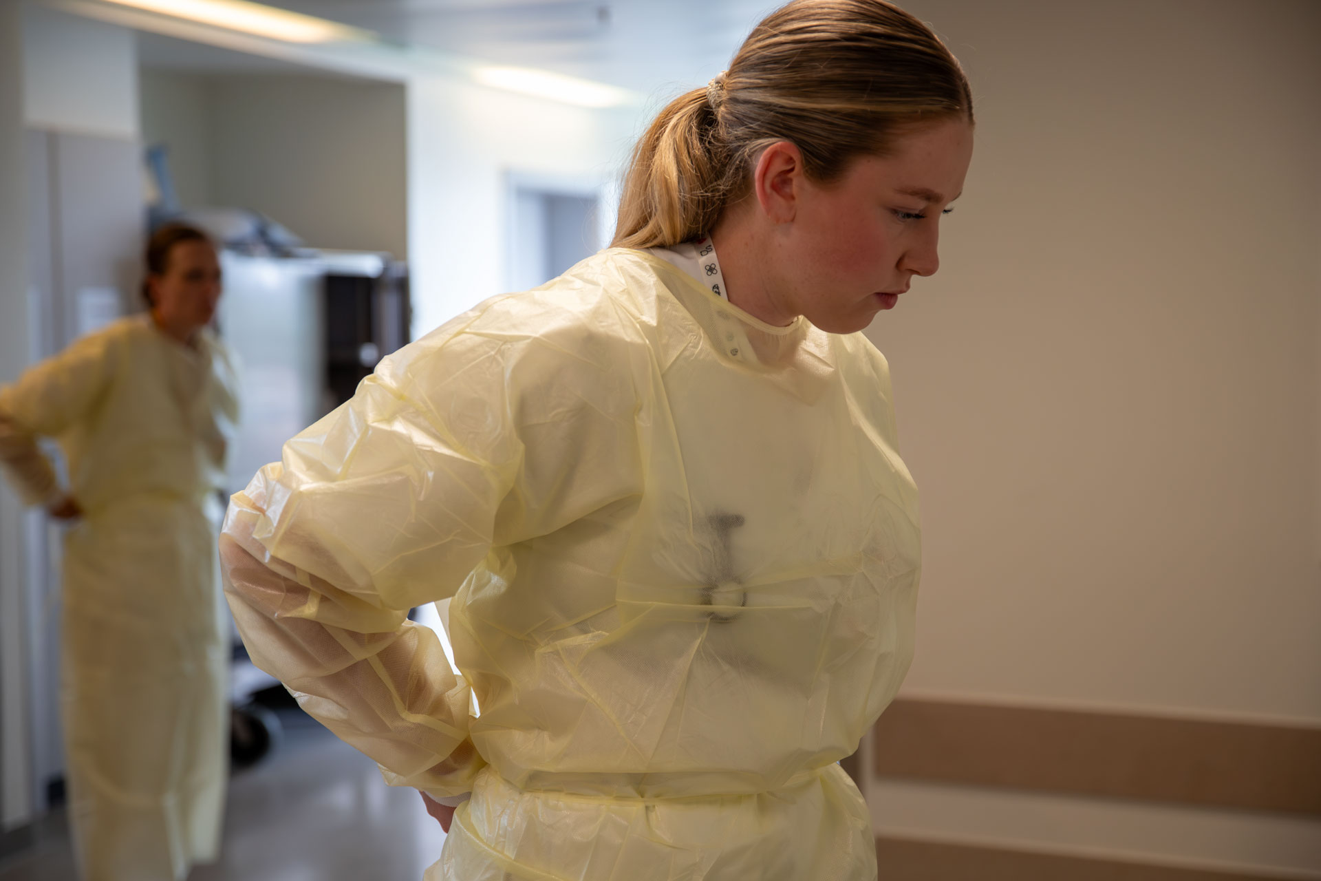 sykepleier Tuva i smittefrakk