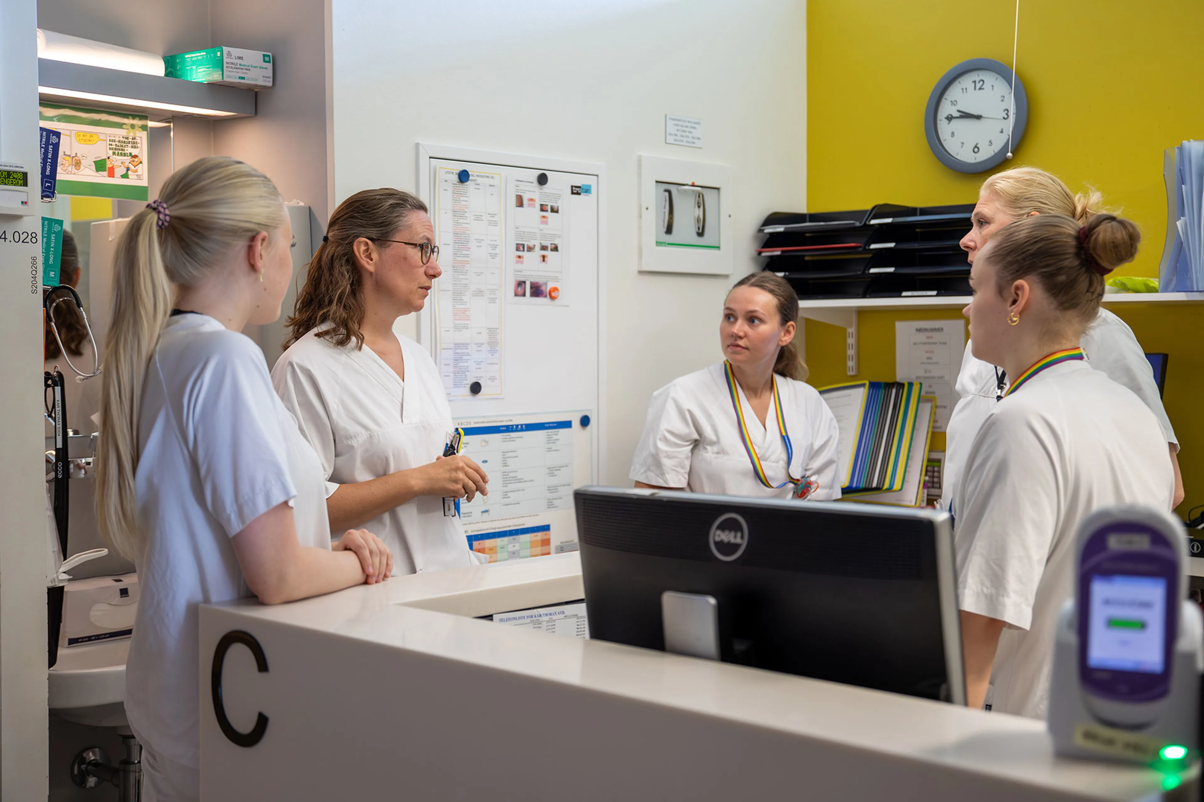 En gruppe kvinner i et rom