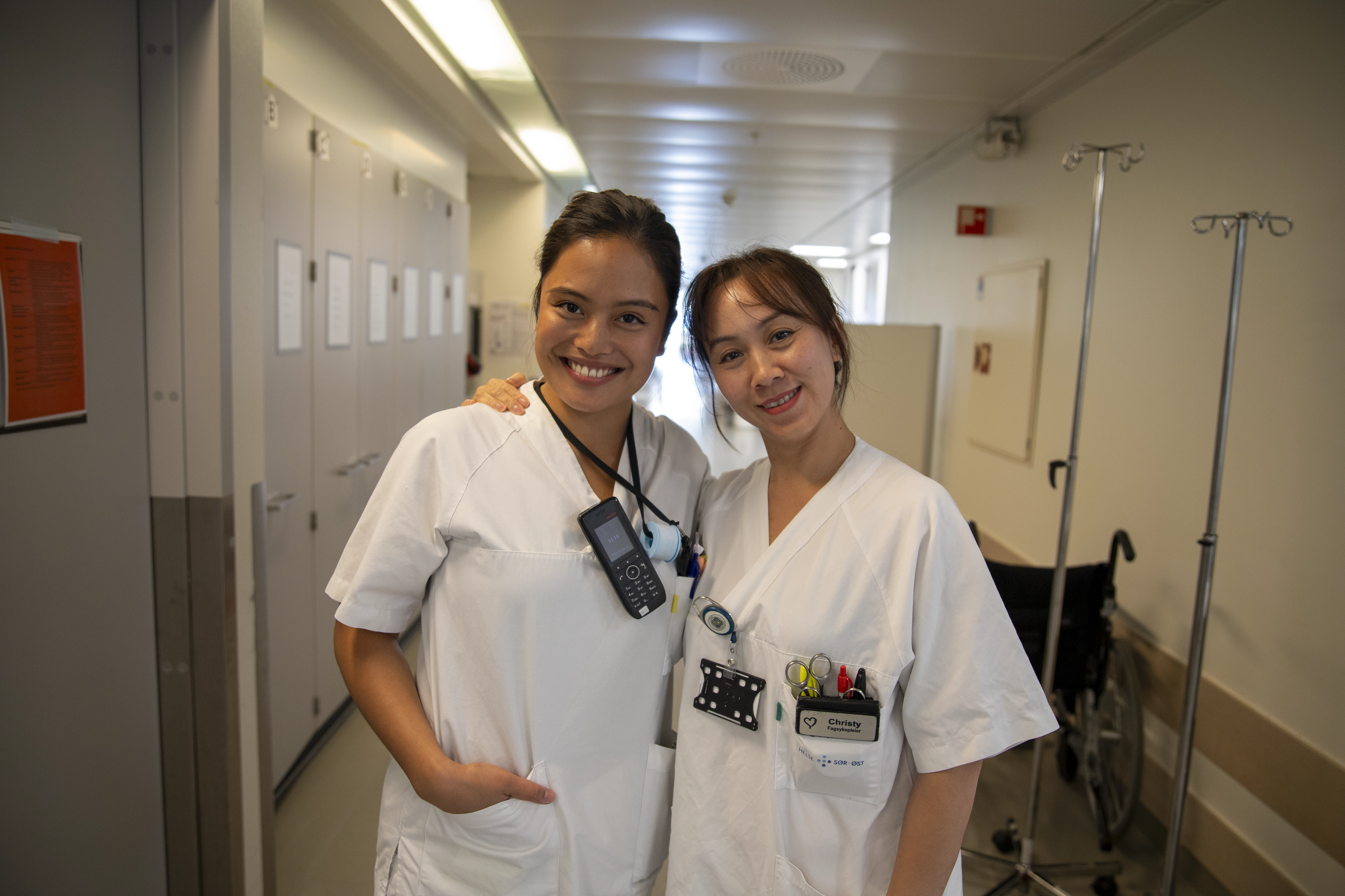 to gode kollegaer i en sykehusgang