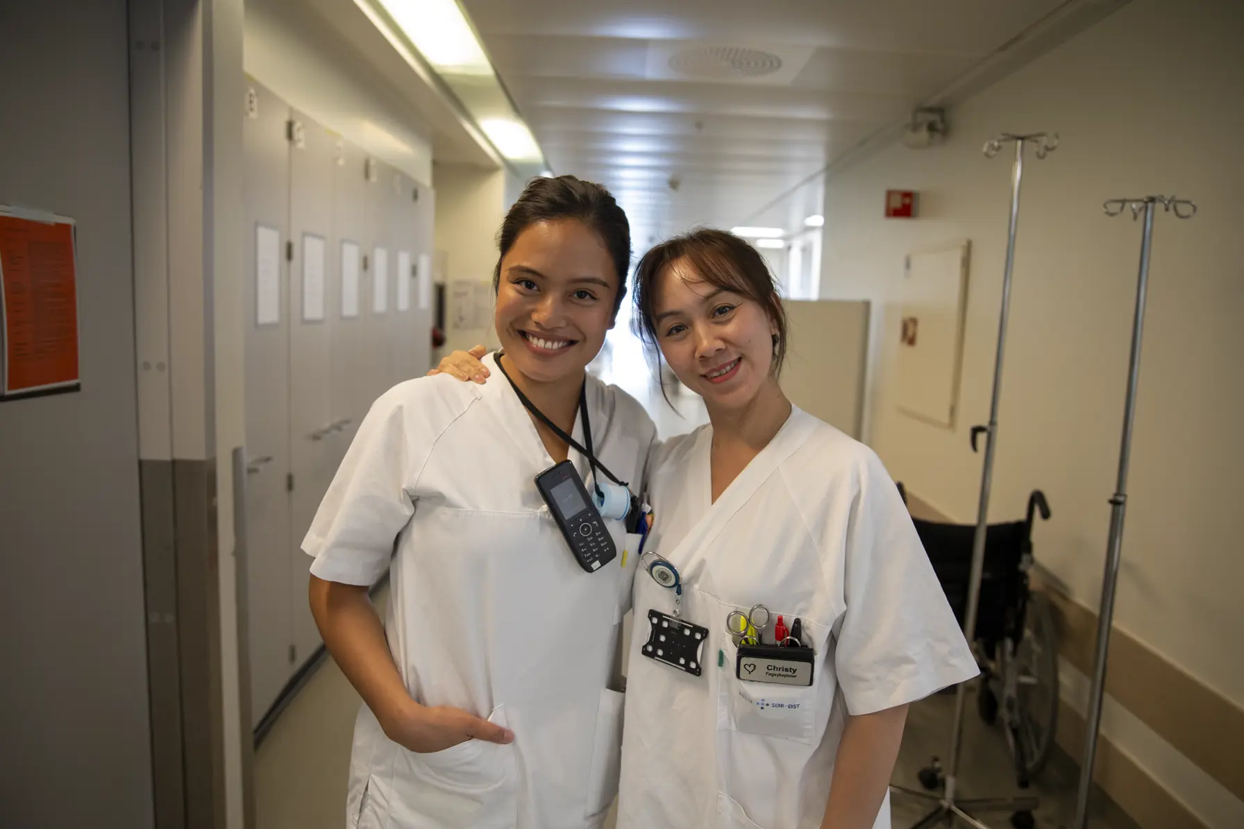 to gode kollegaer i en sykehusgang