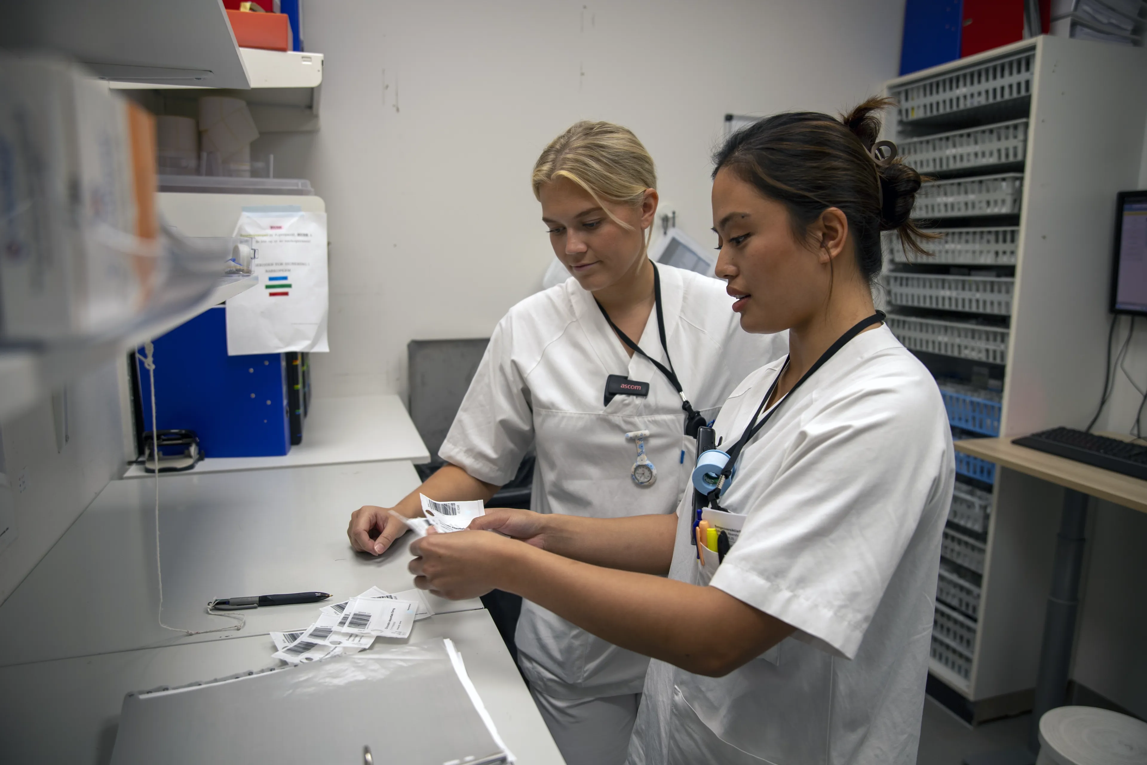 to sykepleiere gjør klar medisin