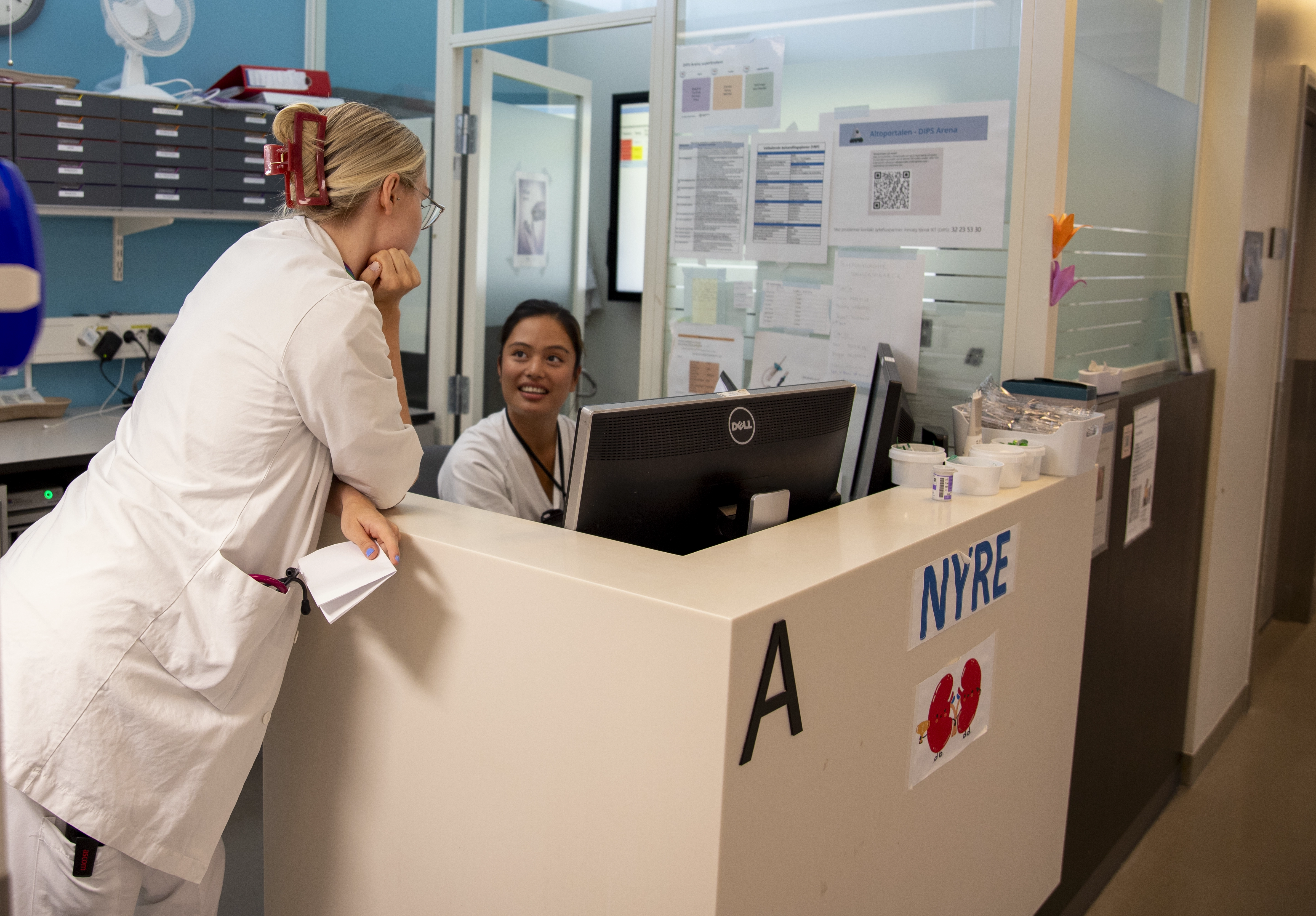 lege og sykepleier snakker sammen