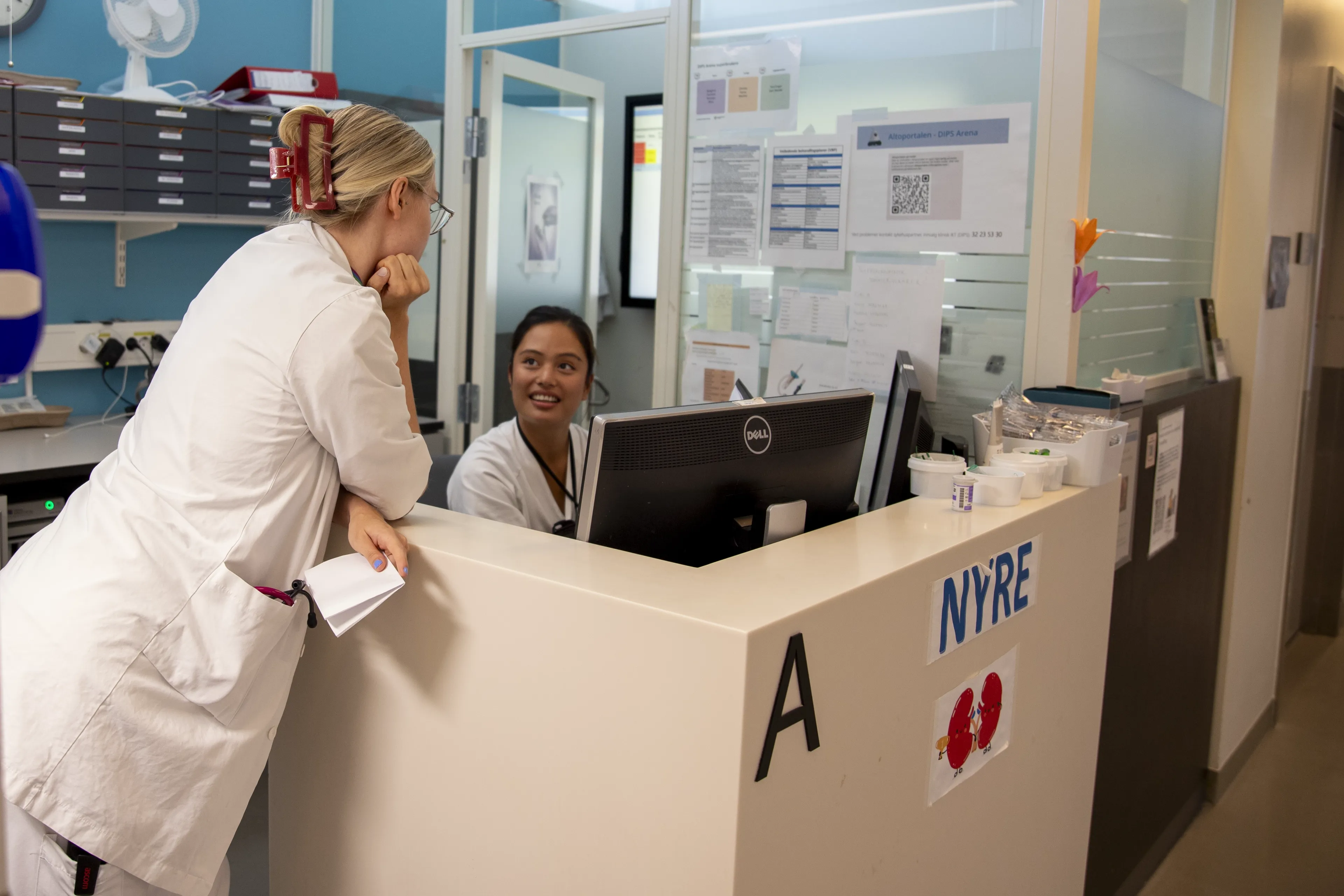 lege og sykepleier snakker sammen