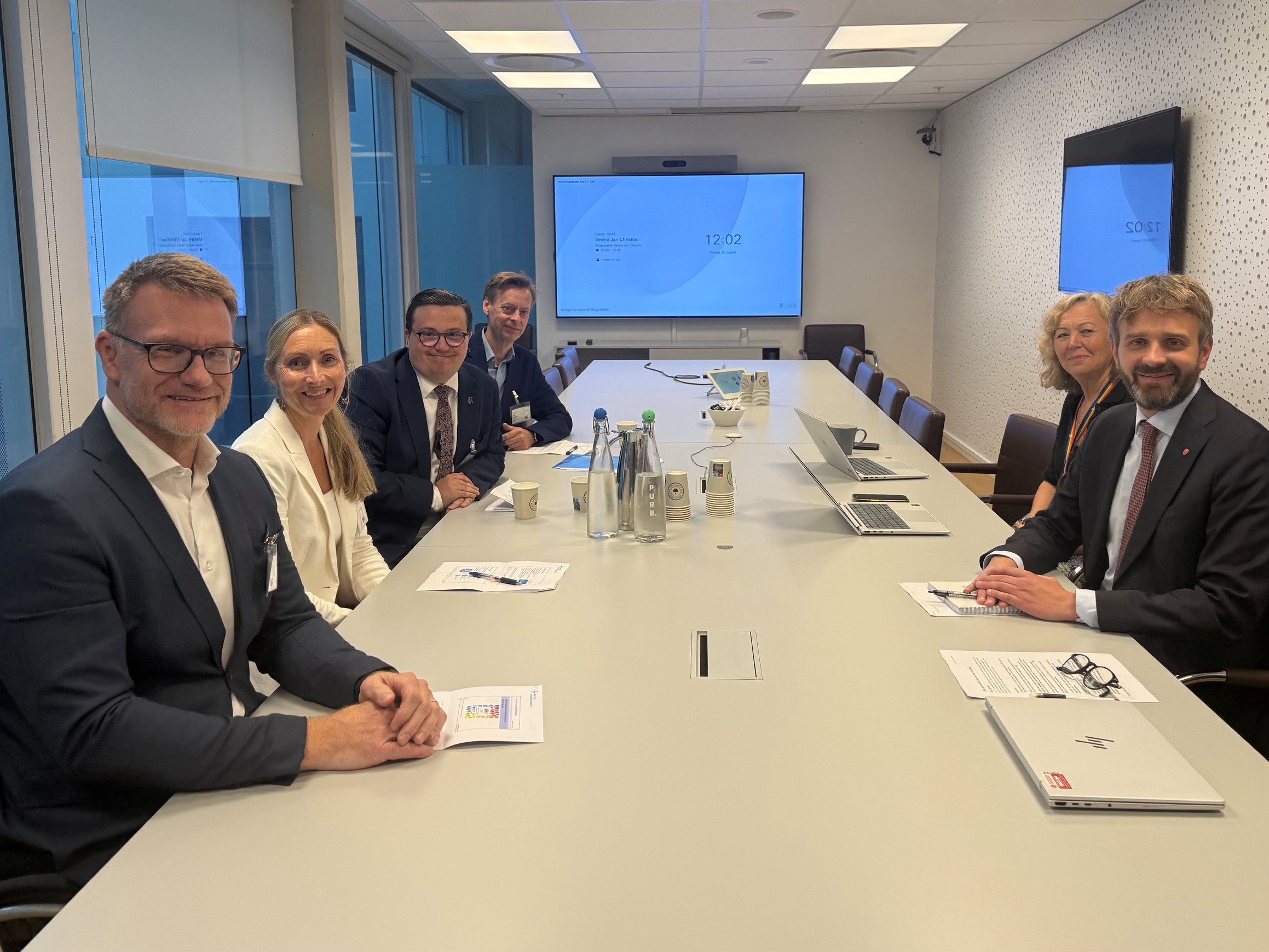 En gruppe mennesker som sitter rundt et bord