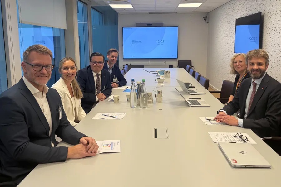 En gruppe mennesker som sitter rundt et bord