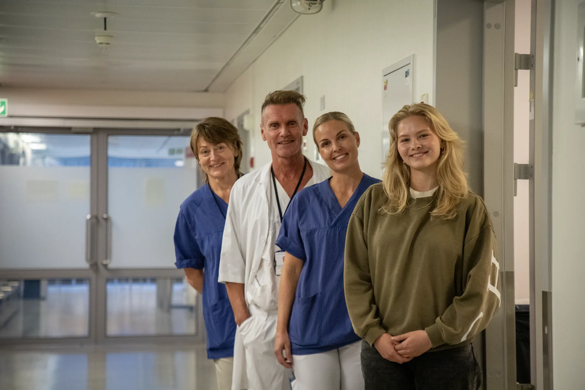 Helsepersonell smiler i gang