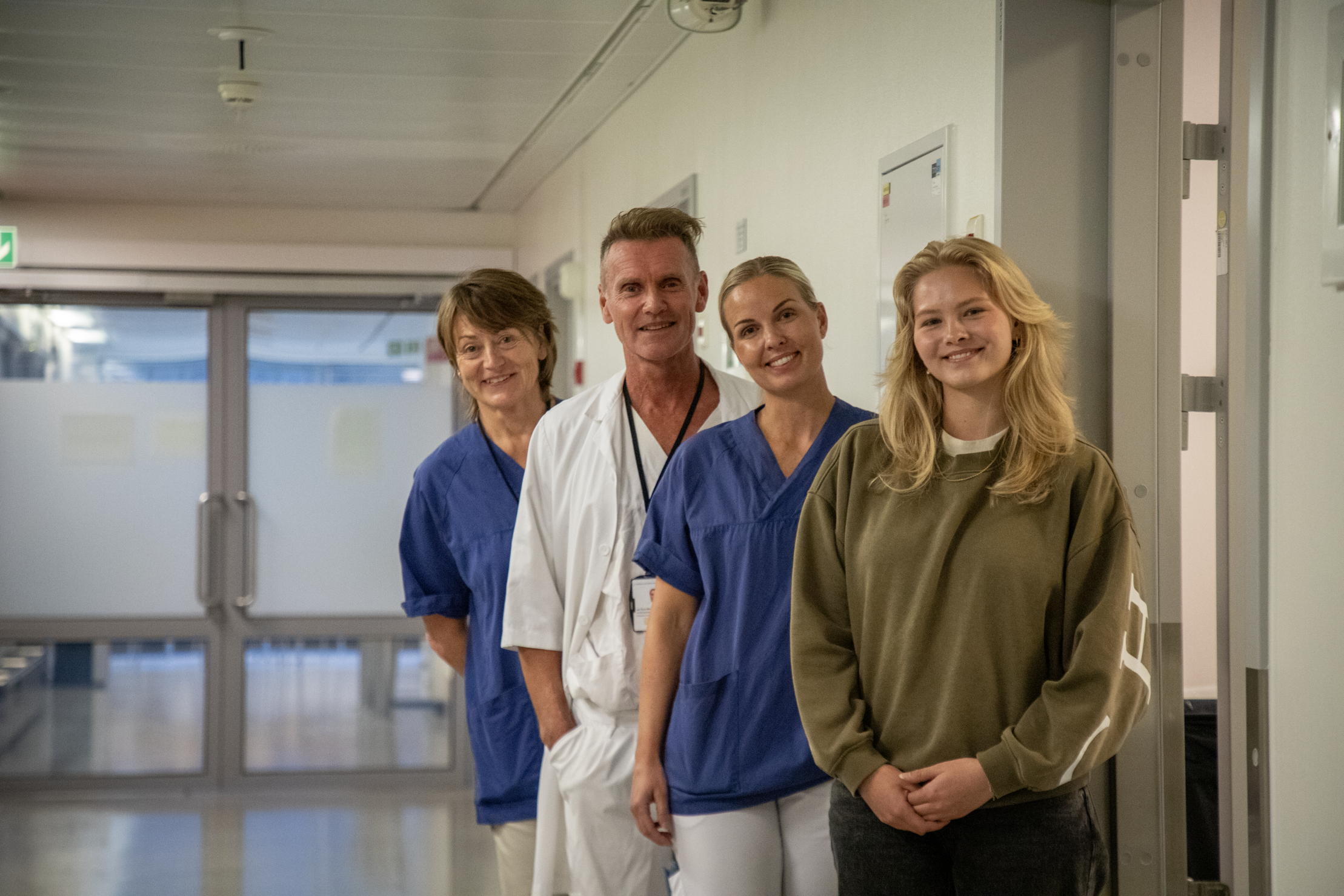 Helsepersonell smiler i gang