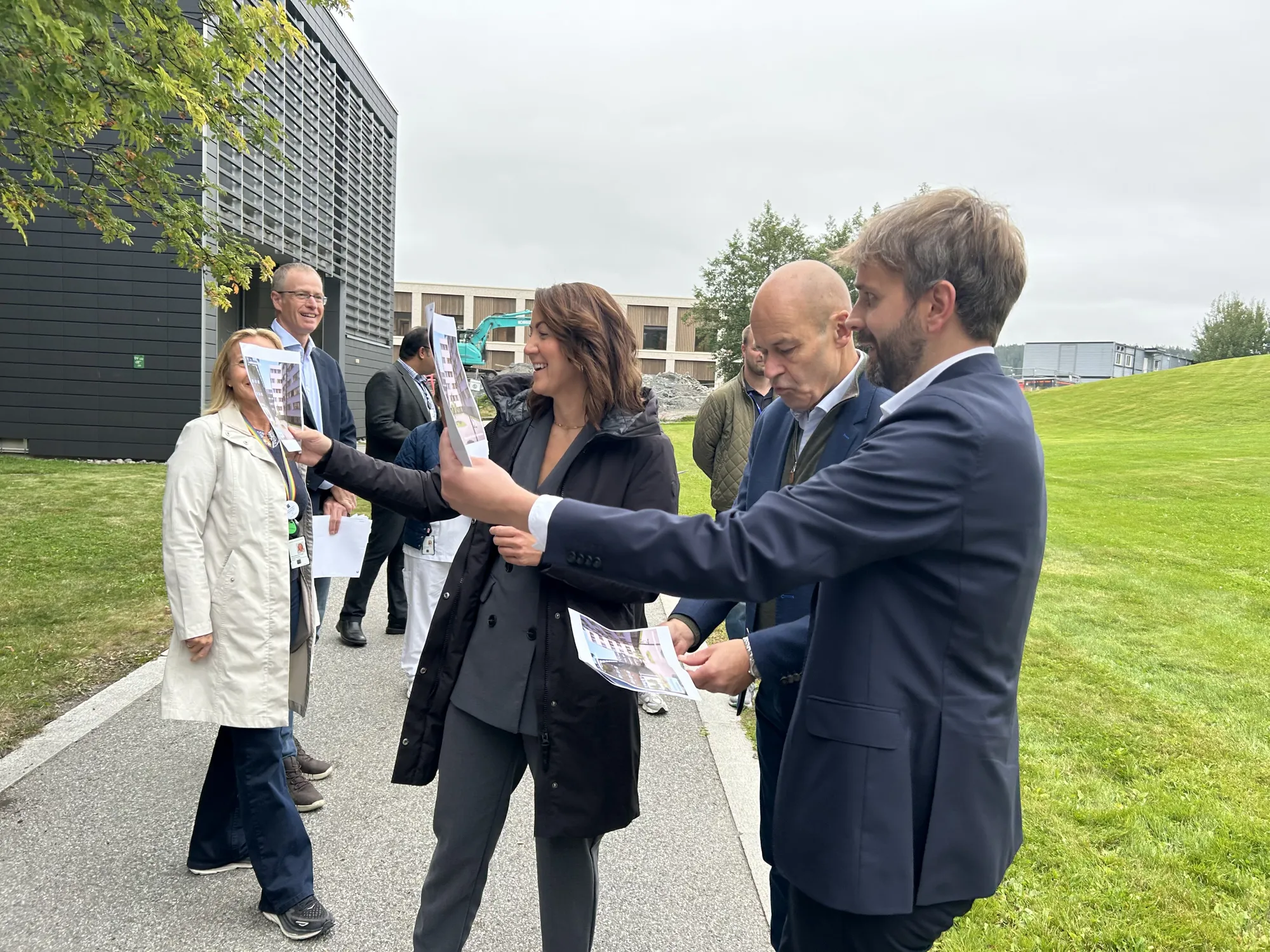 En gruppe mennesker som står utenfor