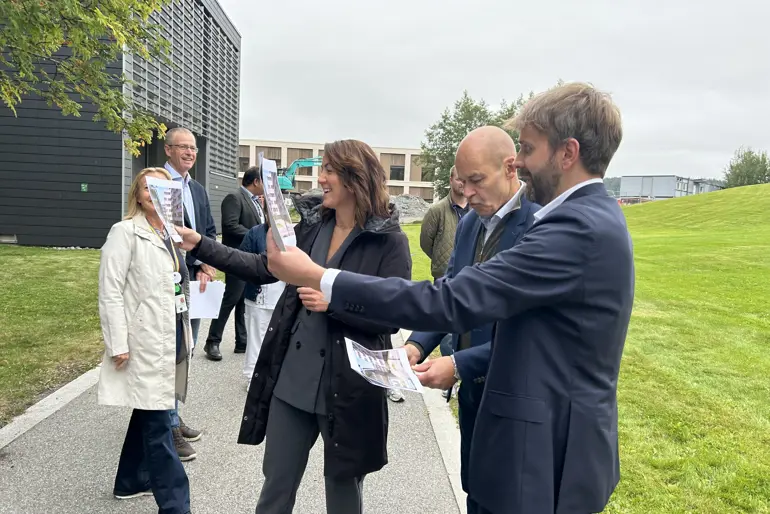 En gruppe mennesker som står utenfor
