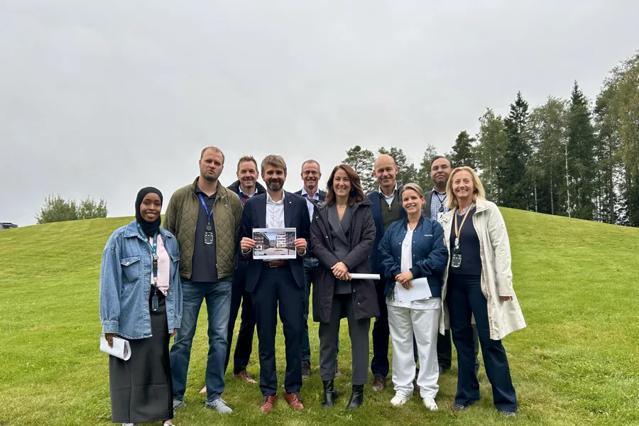 En gruppe mennesker som poserer for et bilde