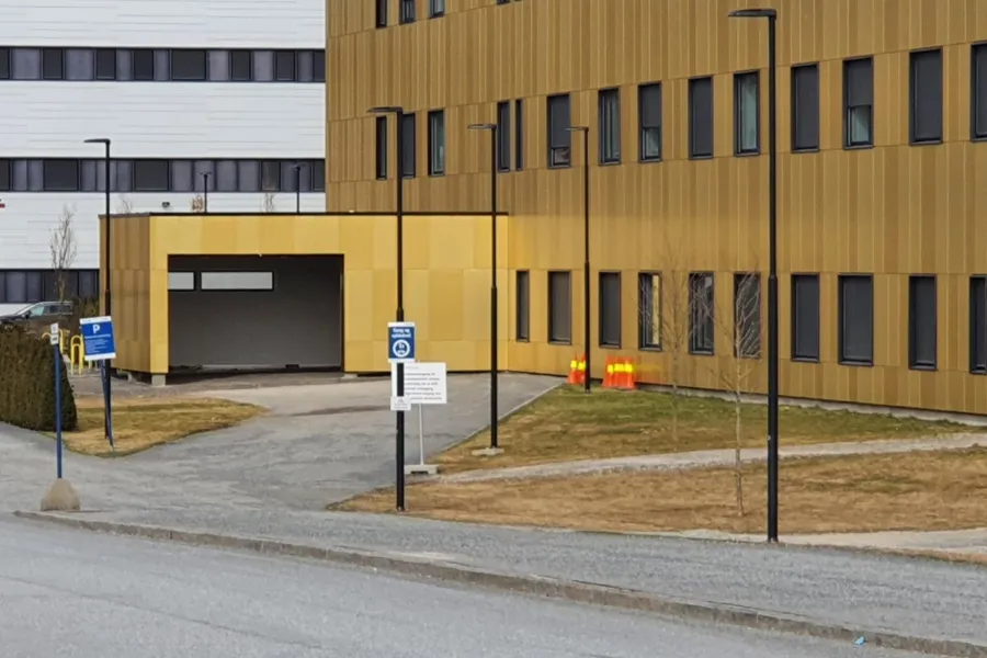 En bygning med parkeringsplass