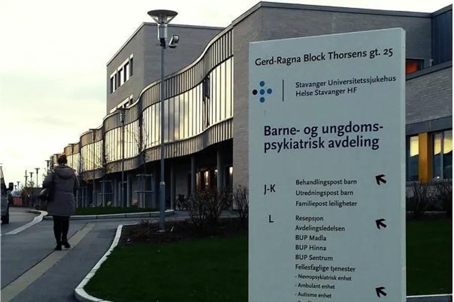 Et skilt foran en bygning