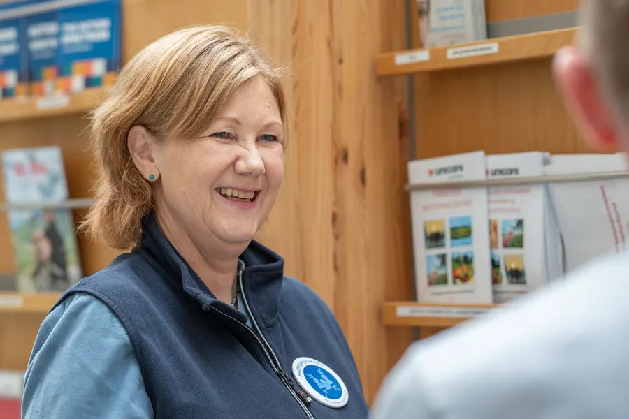 Person som smiler bredt til en annen