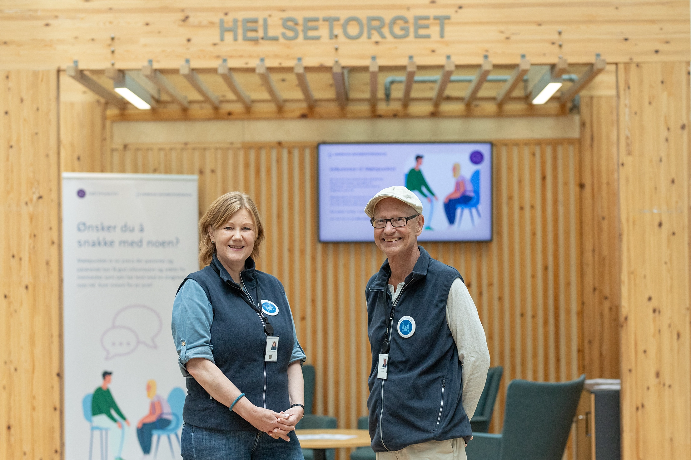 En mann og en kvinne som står foran et skilt