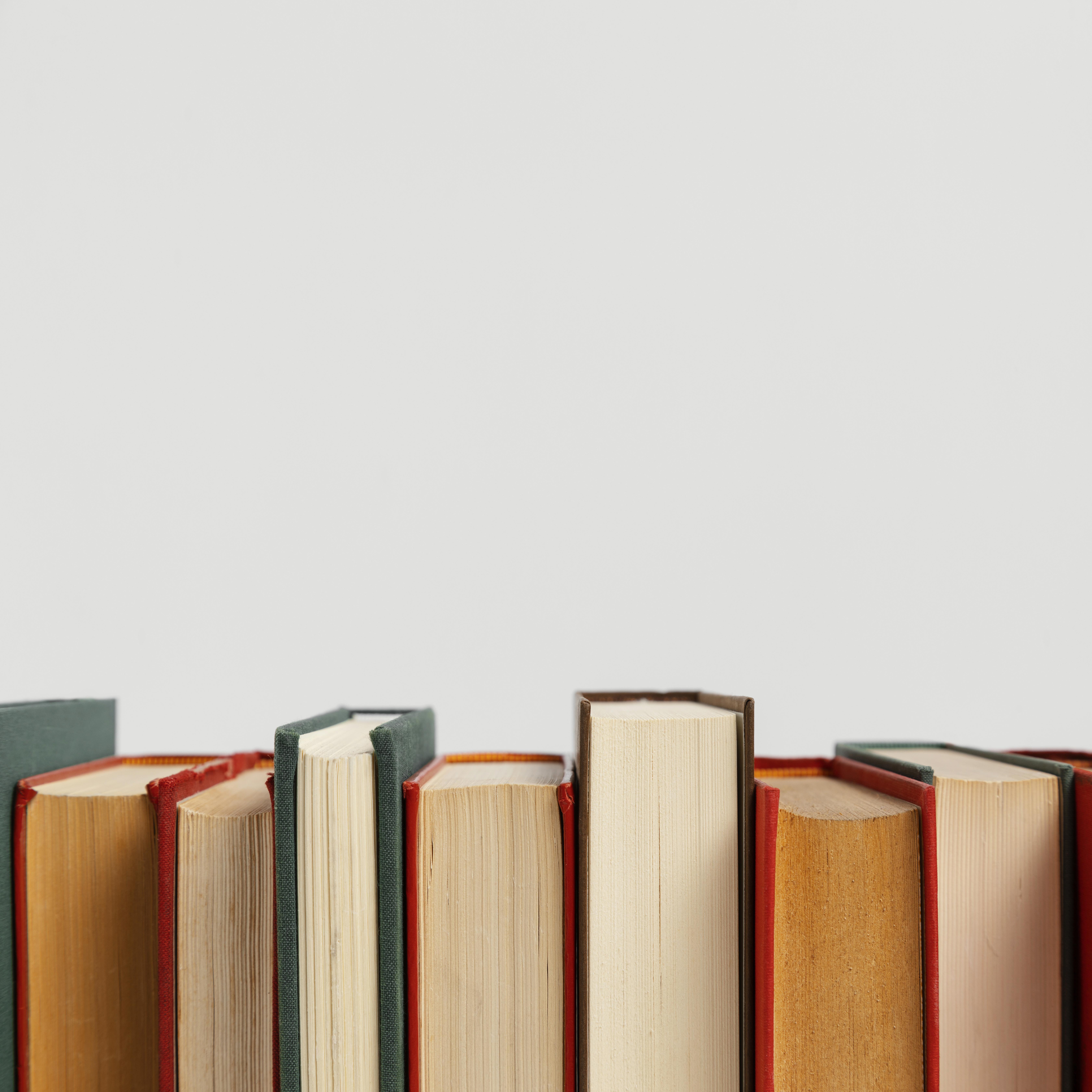 En rad med bøker