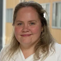 En kvinne med langt hår