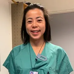 En person som har på seg en blå skjorte